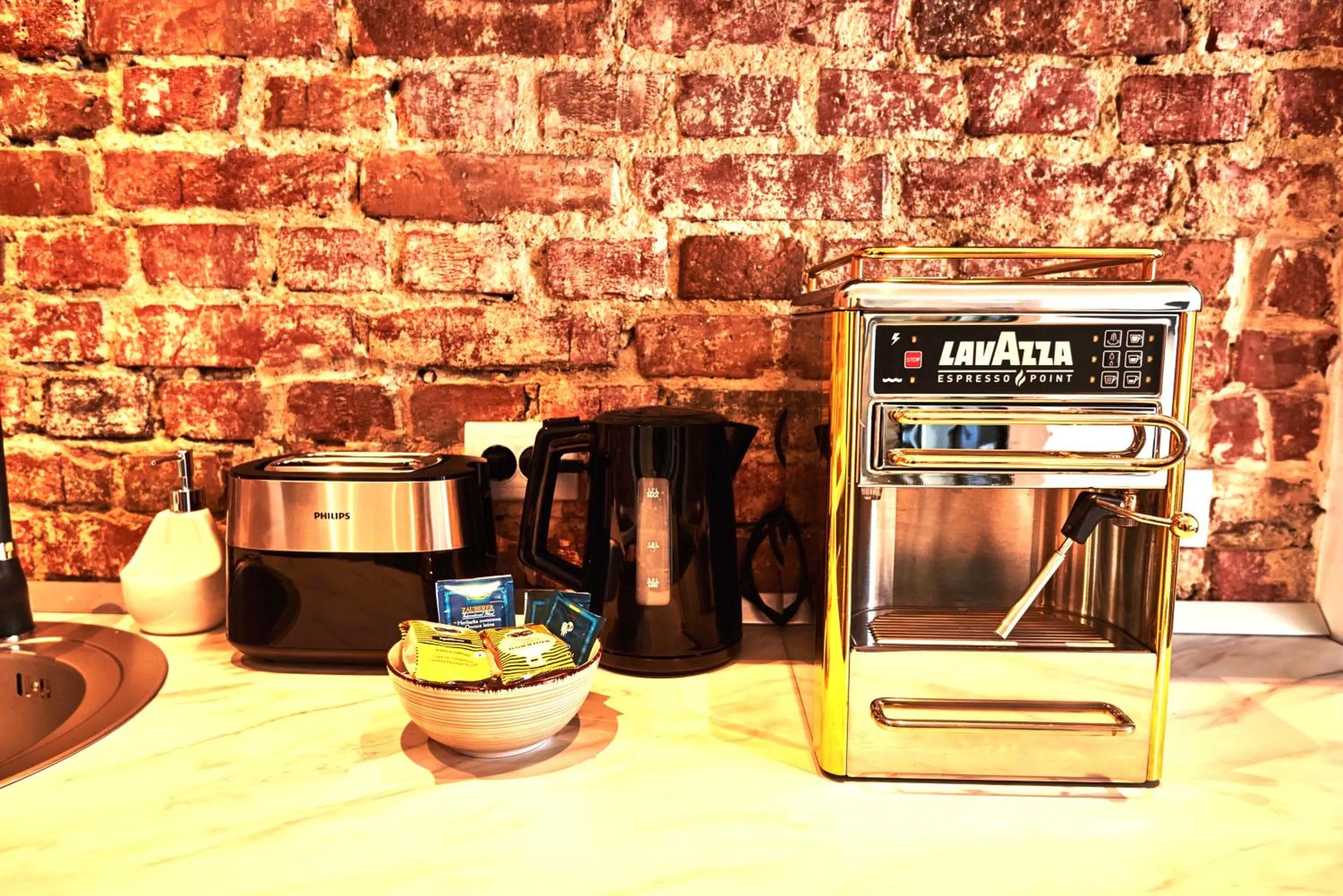 Coffee/tea facilities in Metropole Apartments Royal Residence