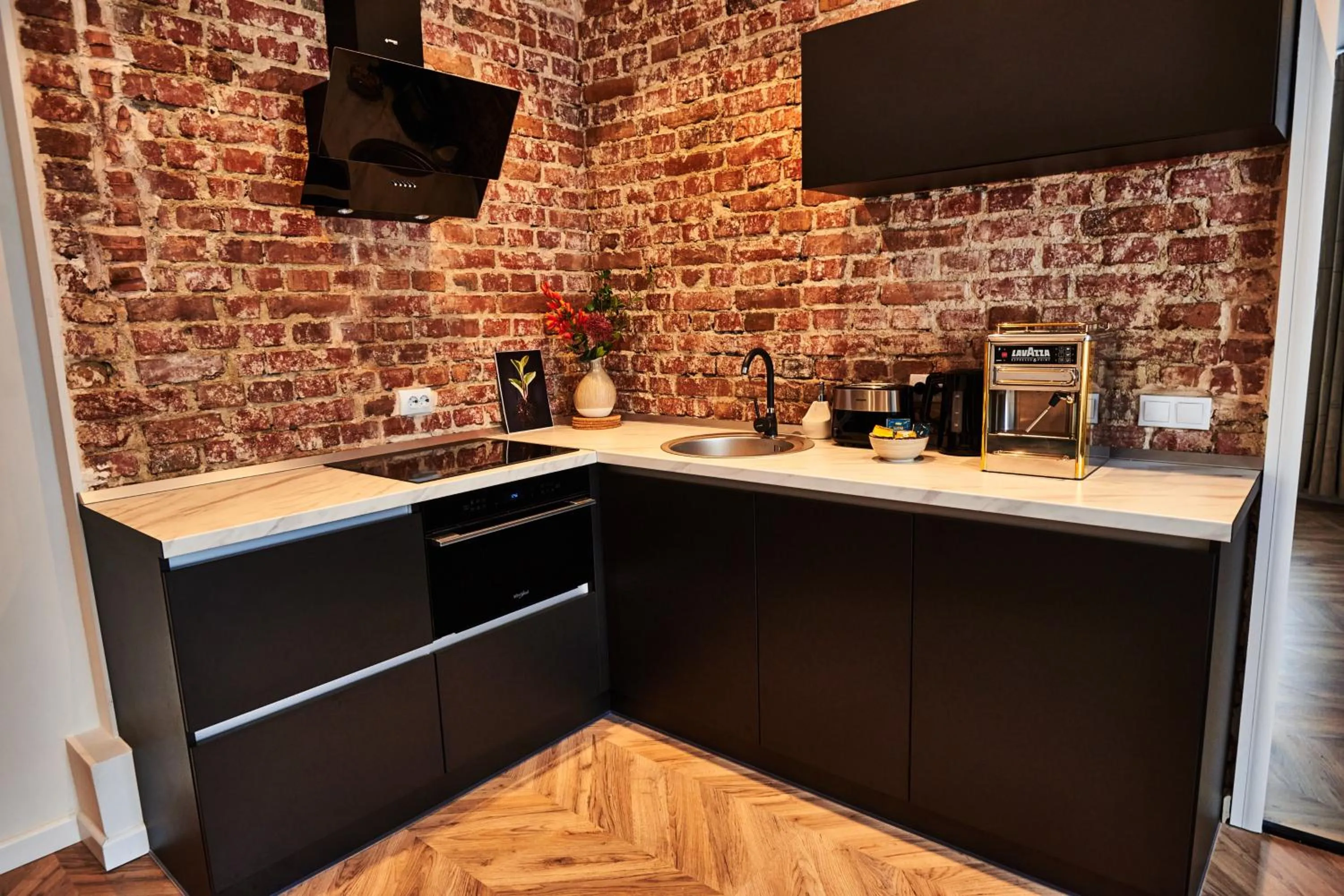 Kitchen or kitchenette in Metropole Apartments Royal Residence