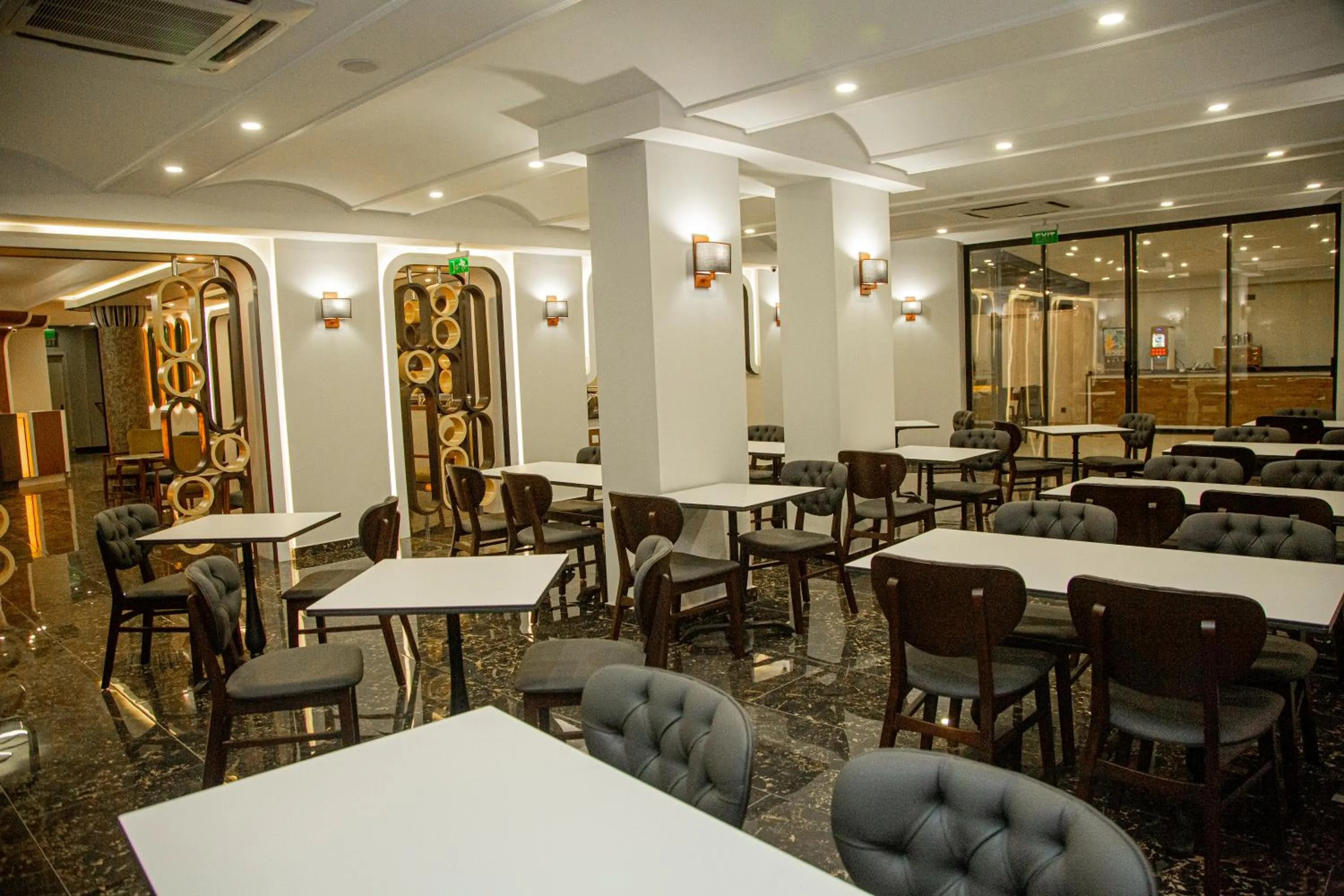 Restaurant/places to eat in Sette Serenity Hotel