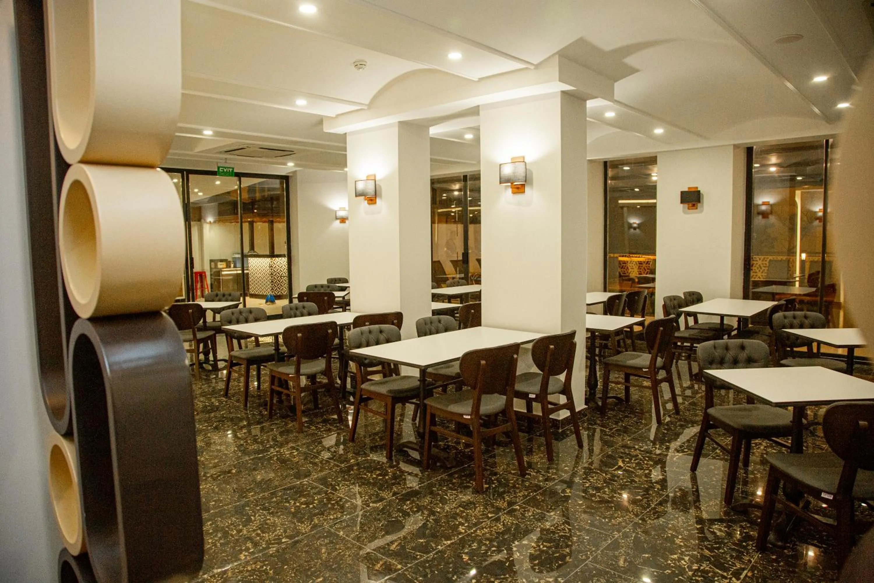 Restaurant/places to eat in Sette Serenity Hotel