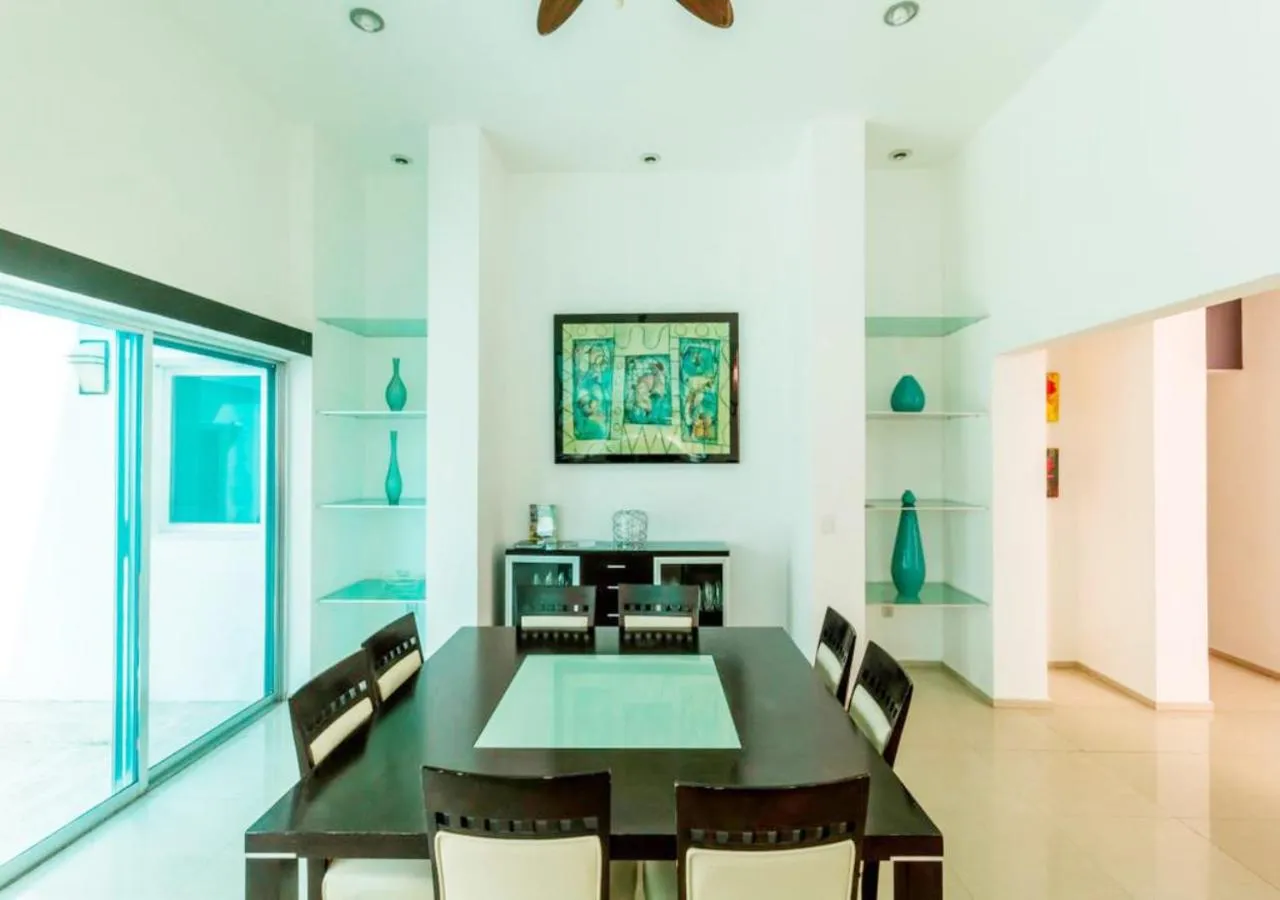 Dining area in Private Pool Villa, Walk to Beach & 5th Ave