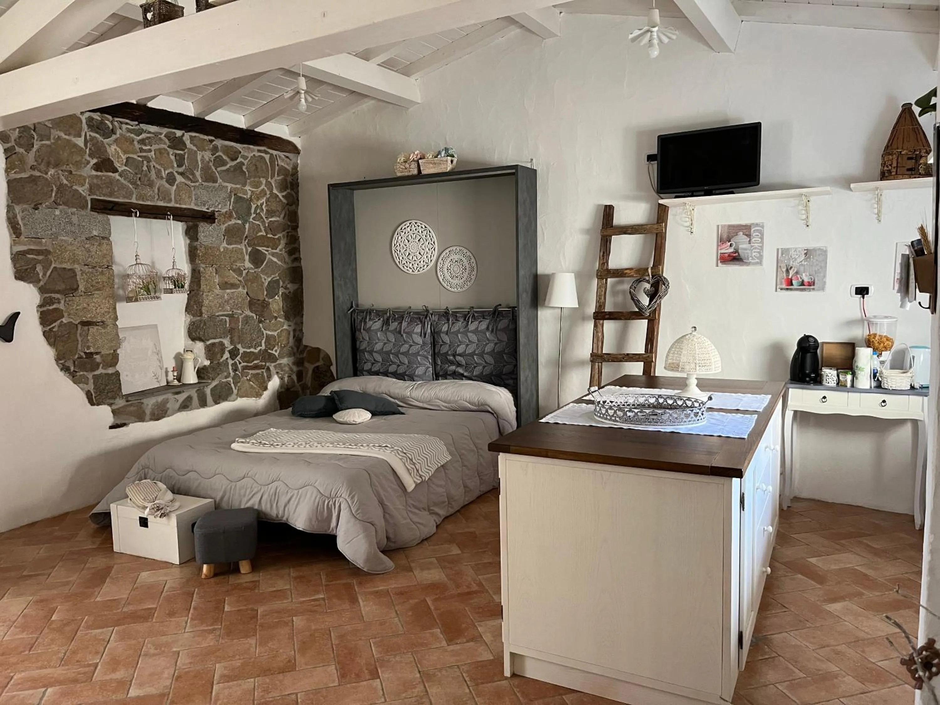 Communal lounge/ TV room, Bed in B&B Roseddu