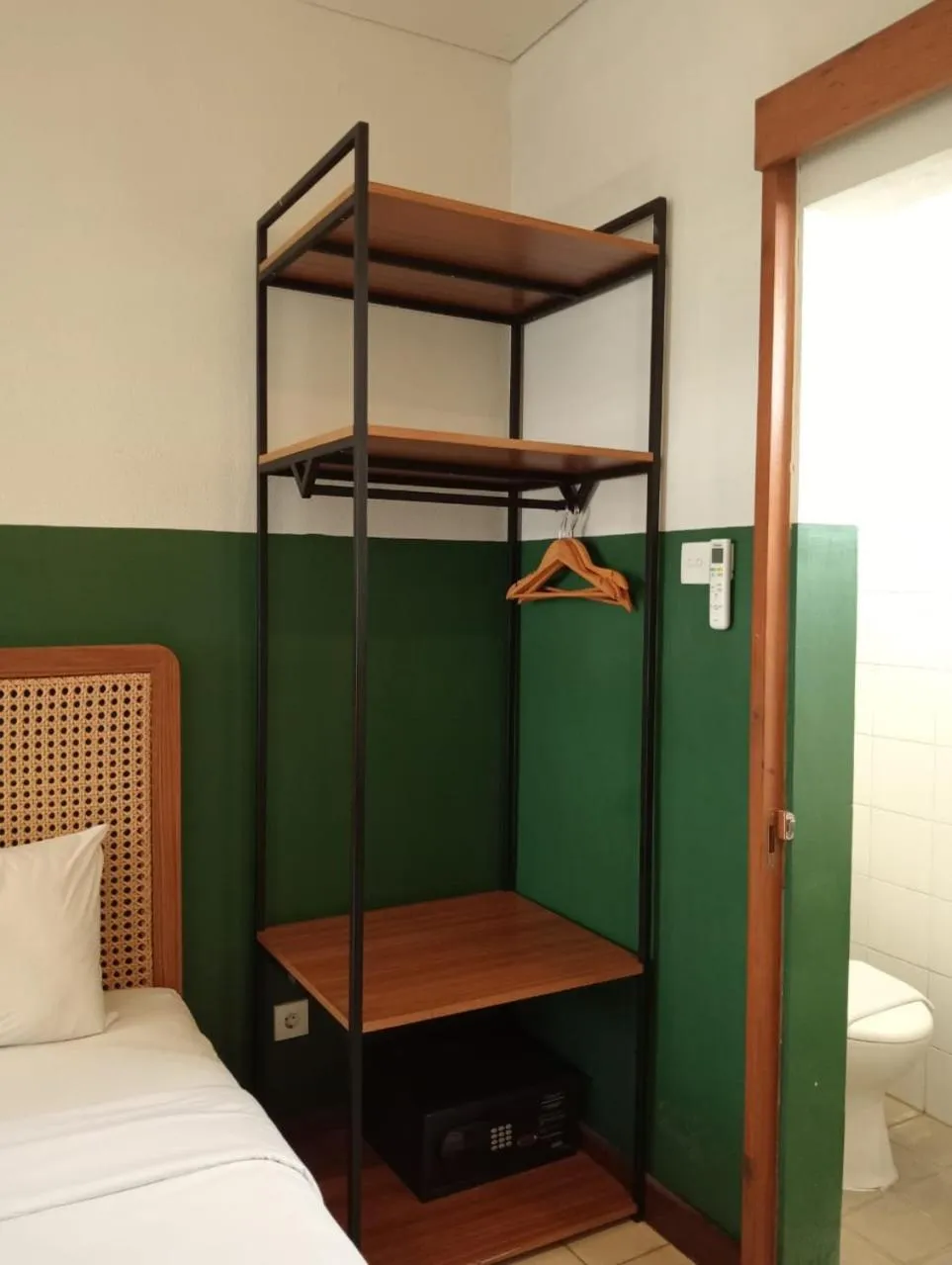 wardrobe, Bed in Liberta Malioboro South