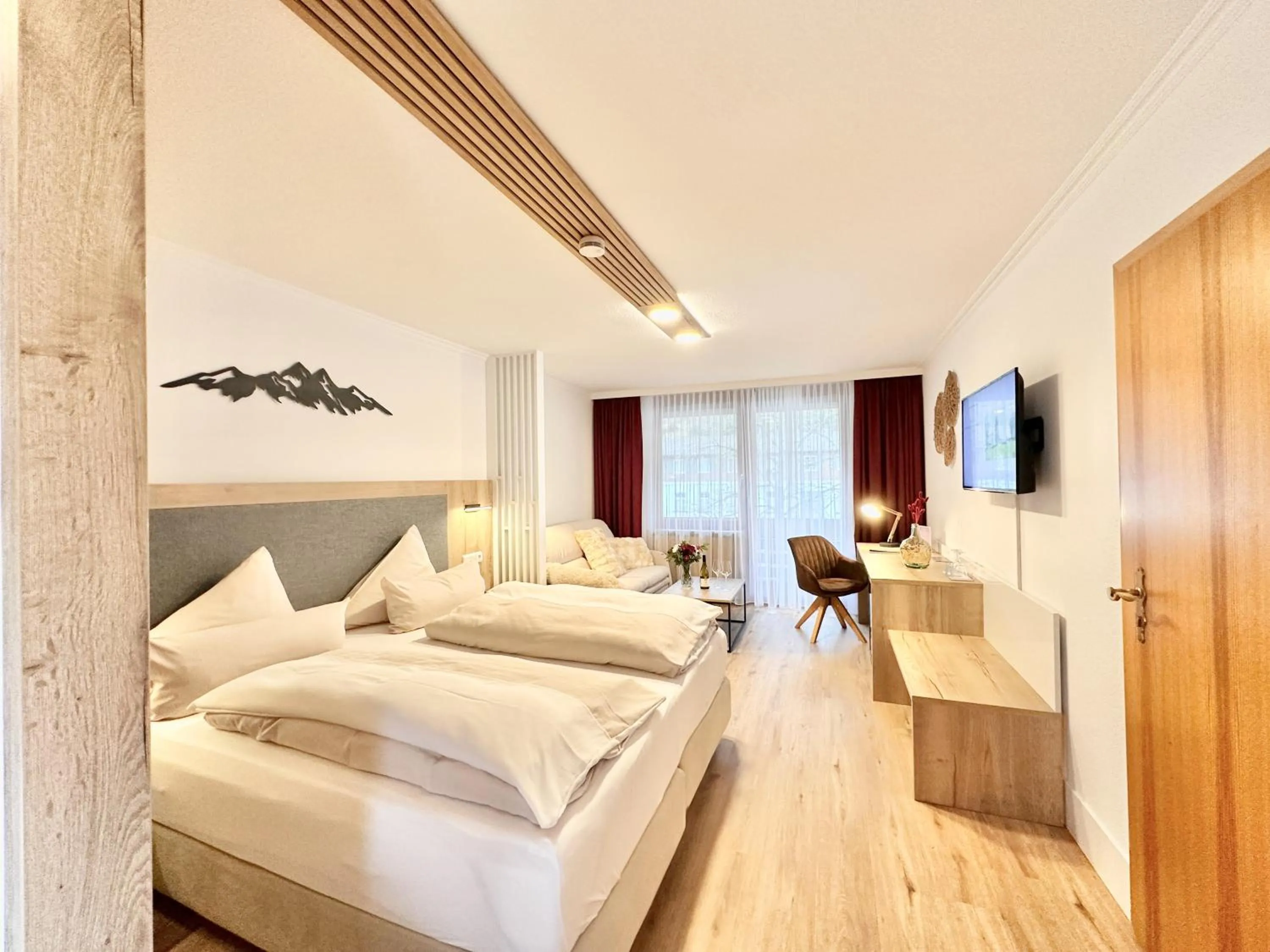 Photo of the whole room, Bed in Yachthotel Chiemsee GmbH