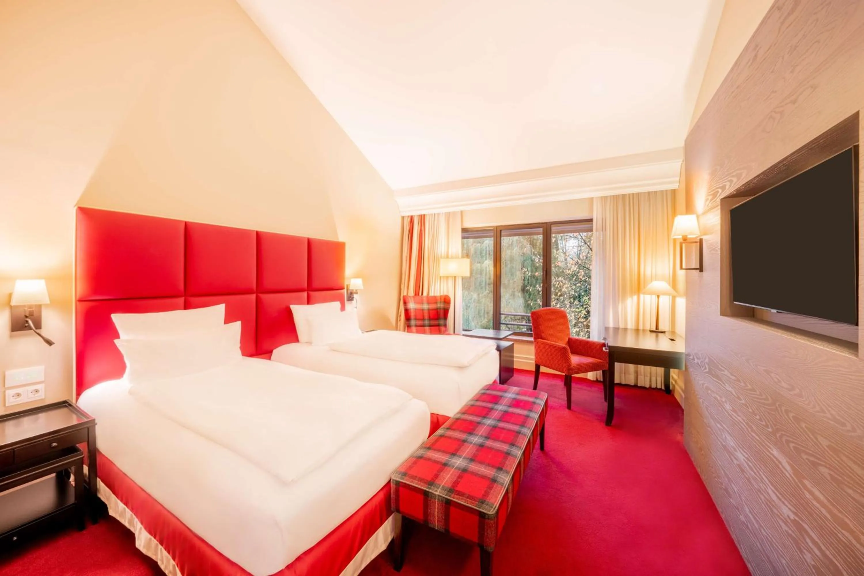 Photo of the whole room, Bed in Hilton Frankfurt Gravenbruch