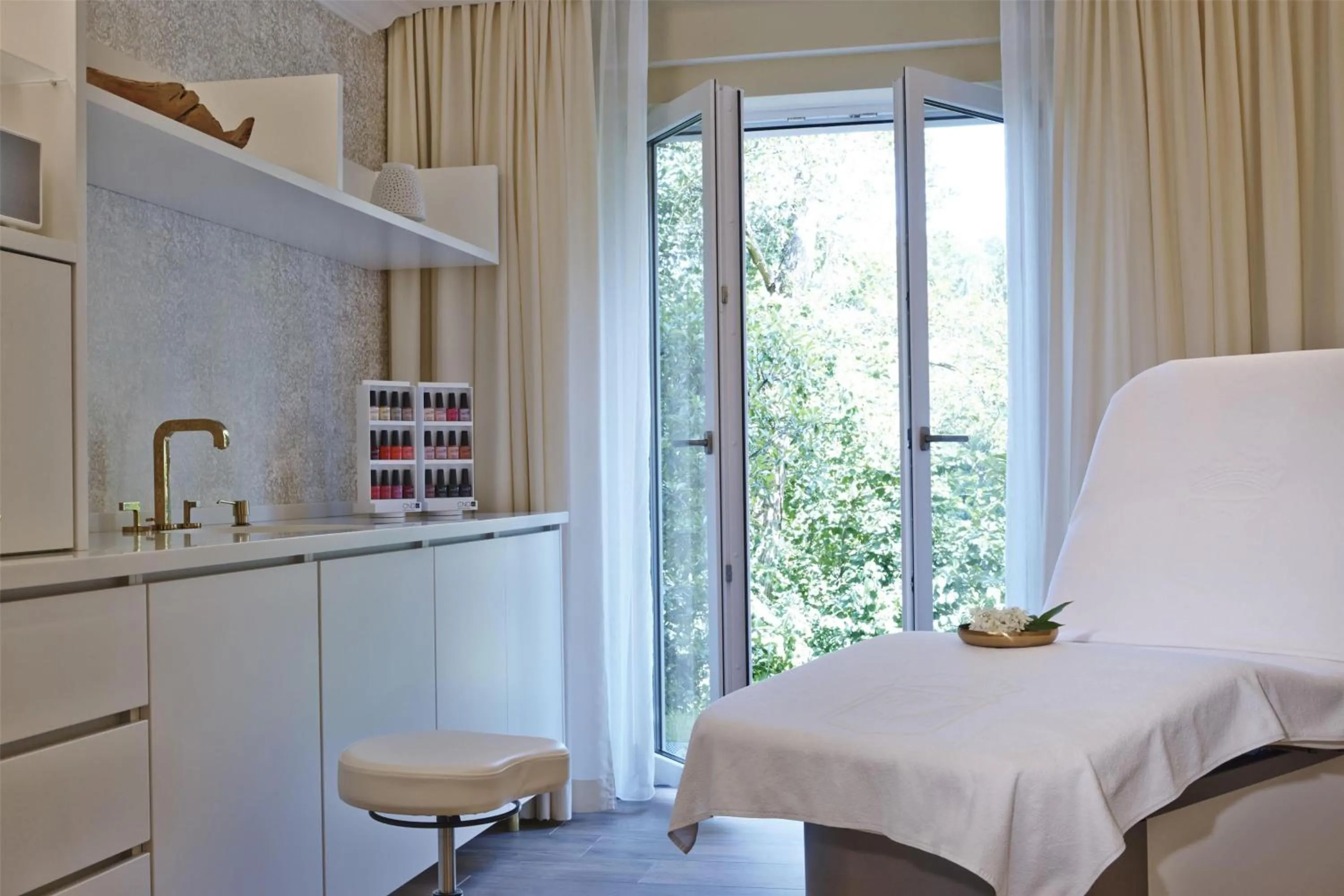 Spa and wellness centre/facilities, Bed in Hilton Frankfurt Gravenbruch