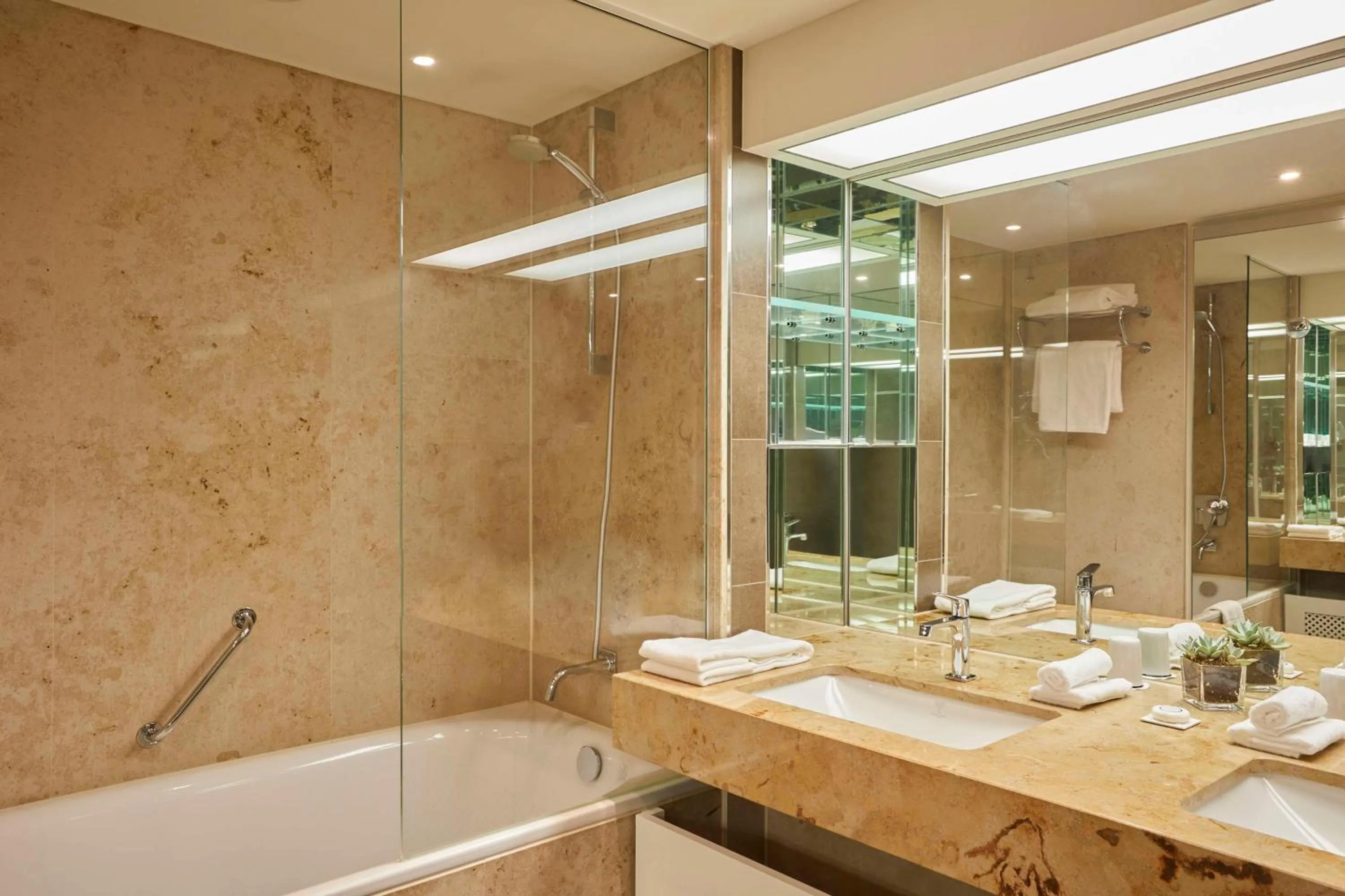 Bathroom in Hilton Frankfurt Gravenbruch