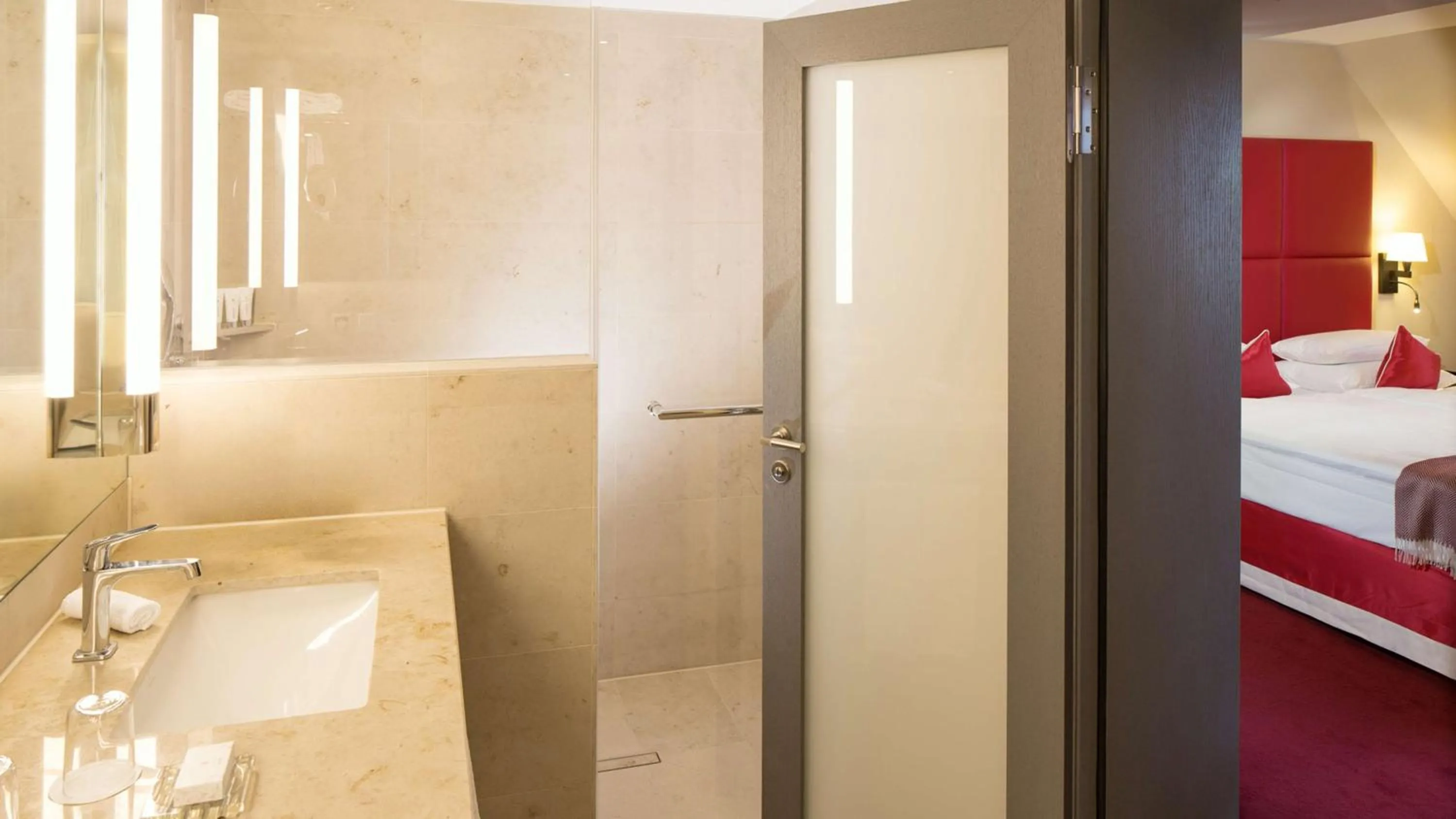 Bathroom, Bed in Hilton Frankfurt Gravenbruch