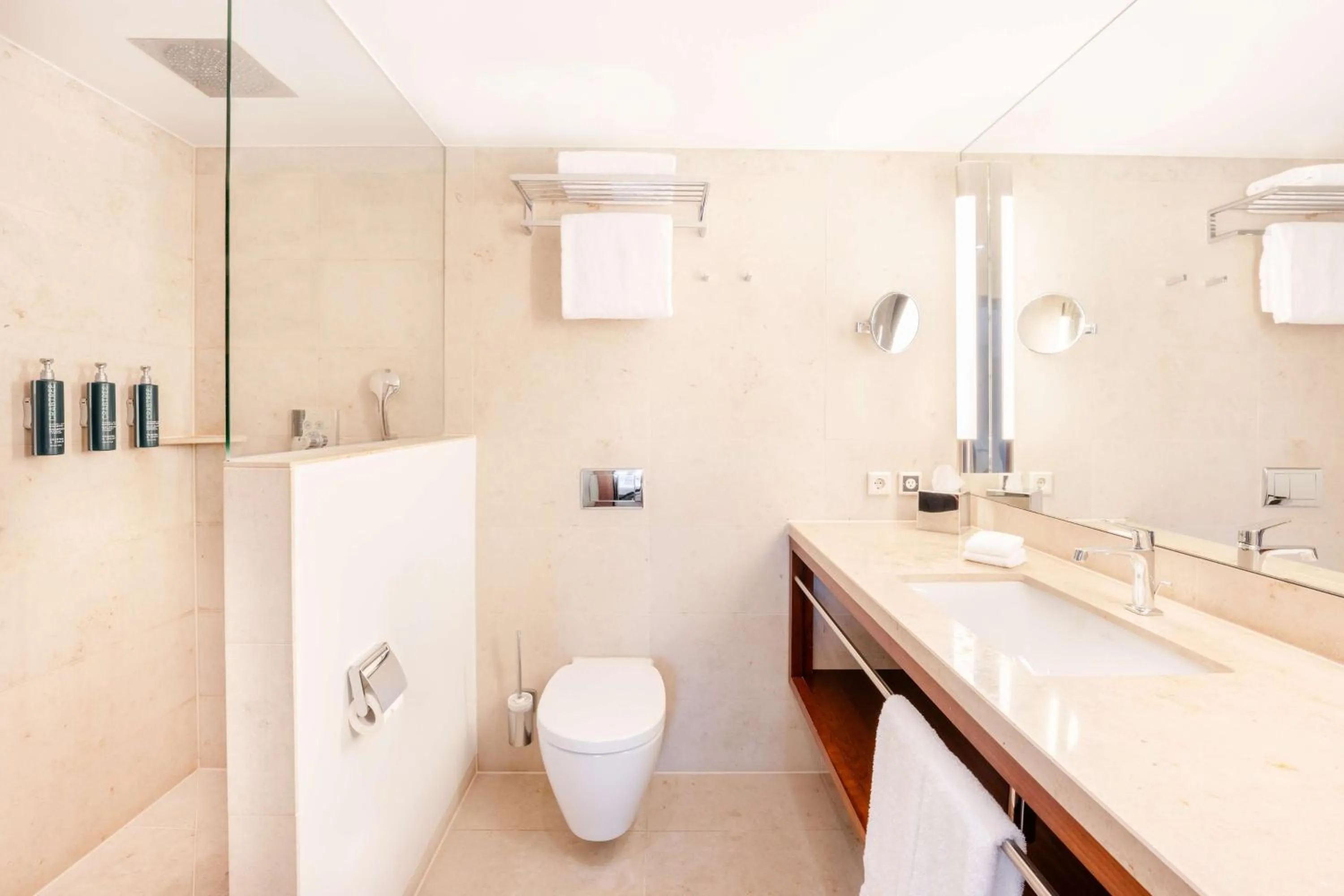 Bed in Hilton Frankfurt Gravenbruch