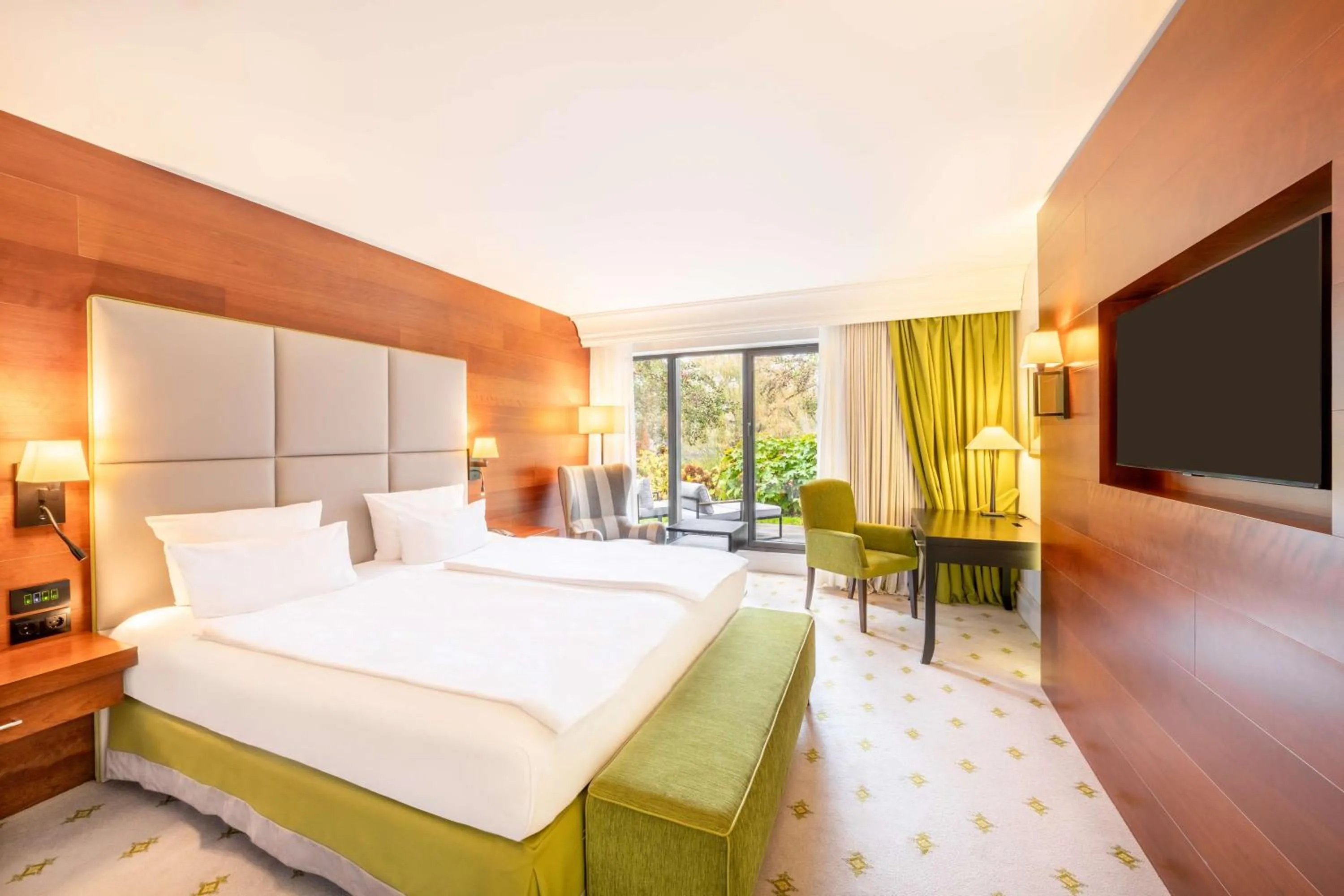 Photo of the whole room, Bed in Hilton Frankfurt Gravenbruch