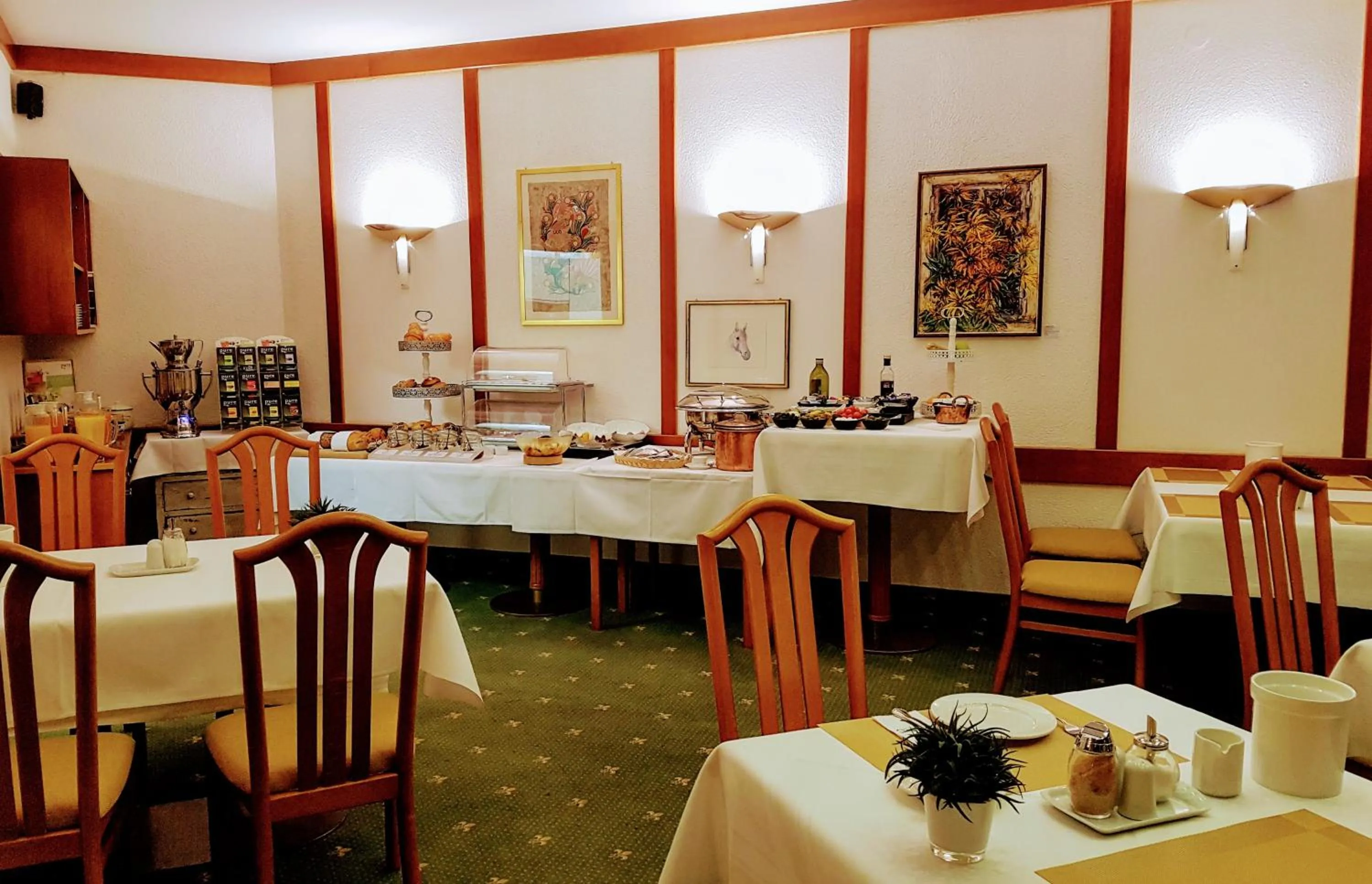 Breakfast in Hotel Garni Reulein