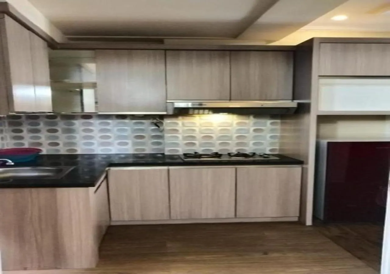 Kitchen or kitchenette in The suites Metro Apartment by Desta Farispro