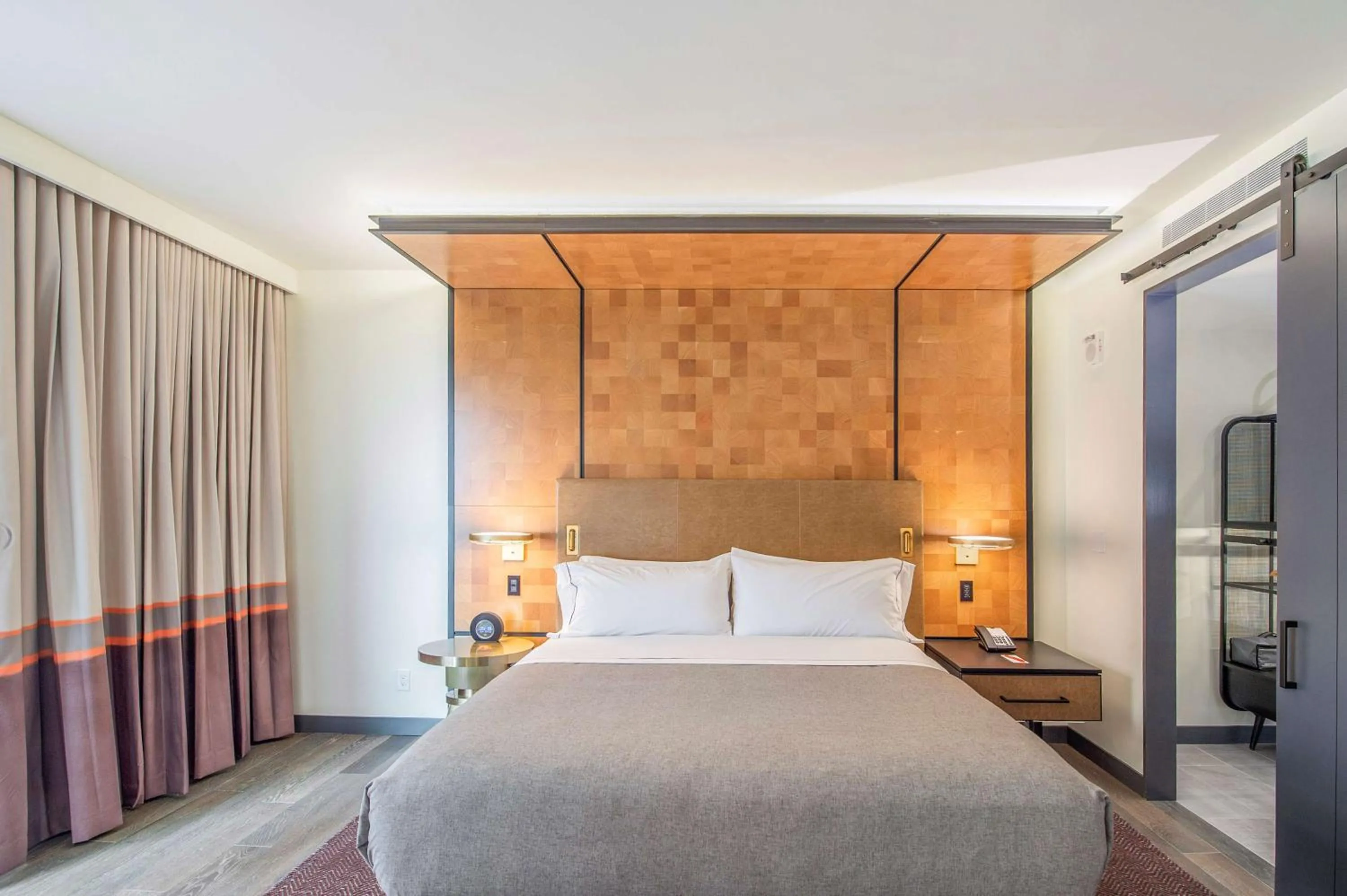 Bed in Canopy By Hilton Jersey City Arts District