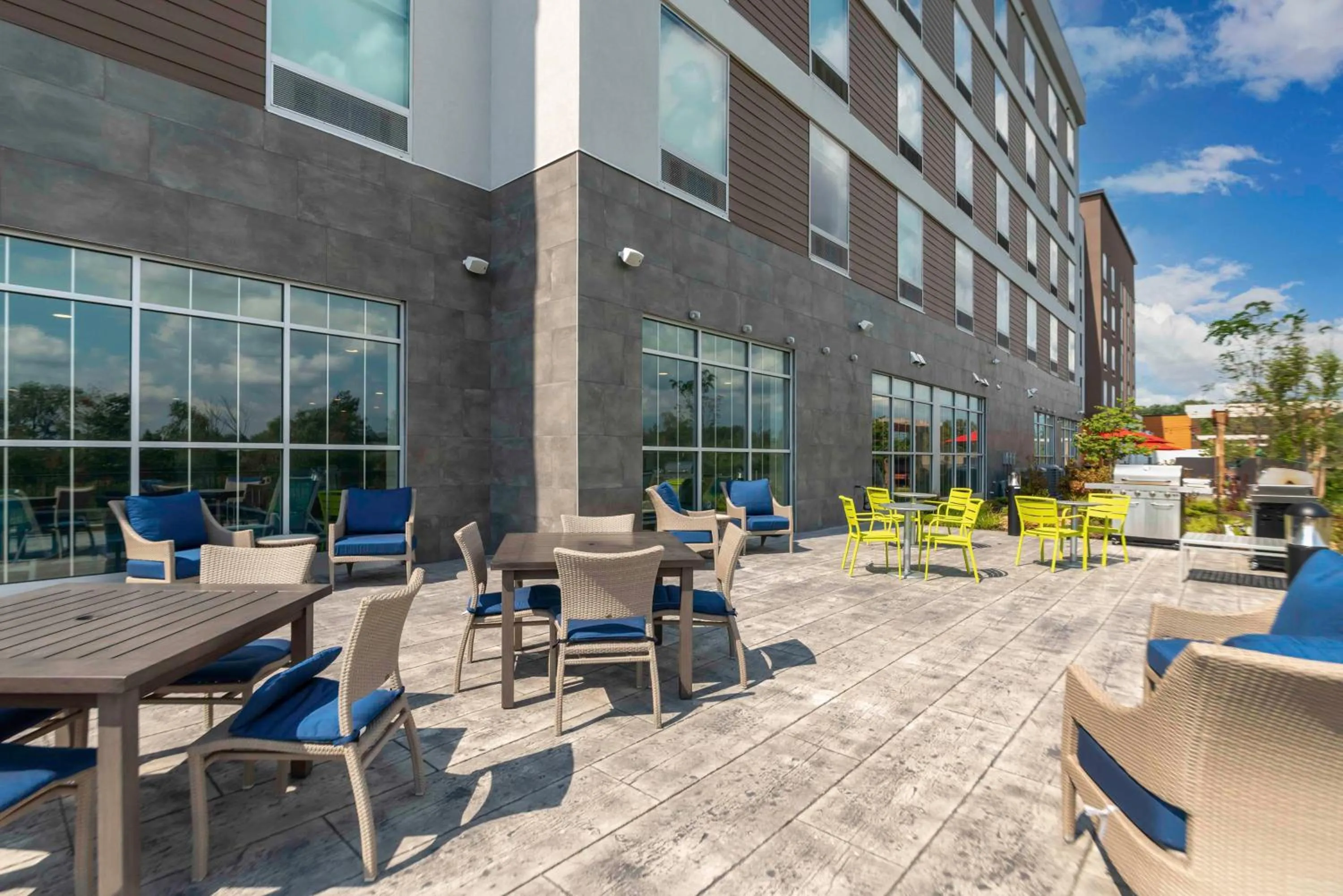 Patio in Hilton Garden Inn By Hilton Fort Wayne North