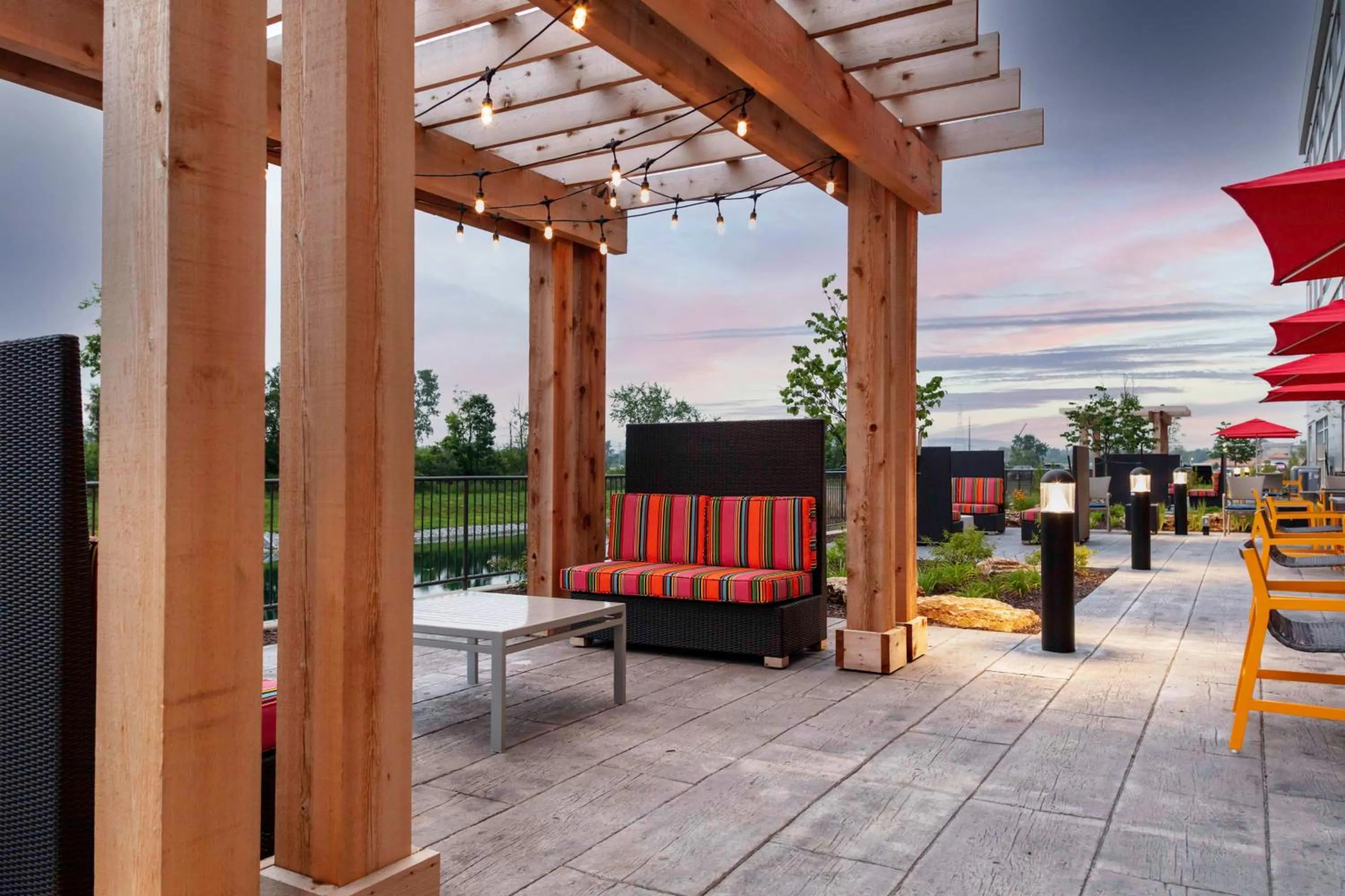 Dining area in Home2 Suites By Hilton Fort Wayne North