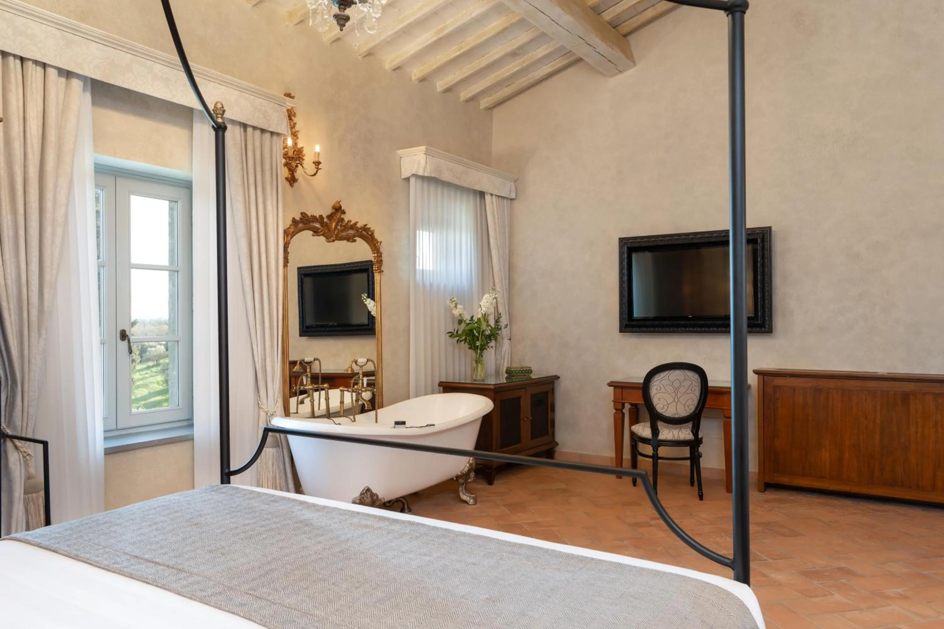 Bed in Villa Petriolo - Small Luxury Hotels of the World