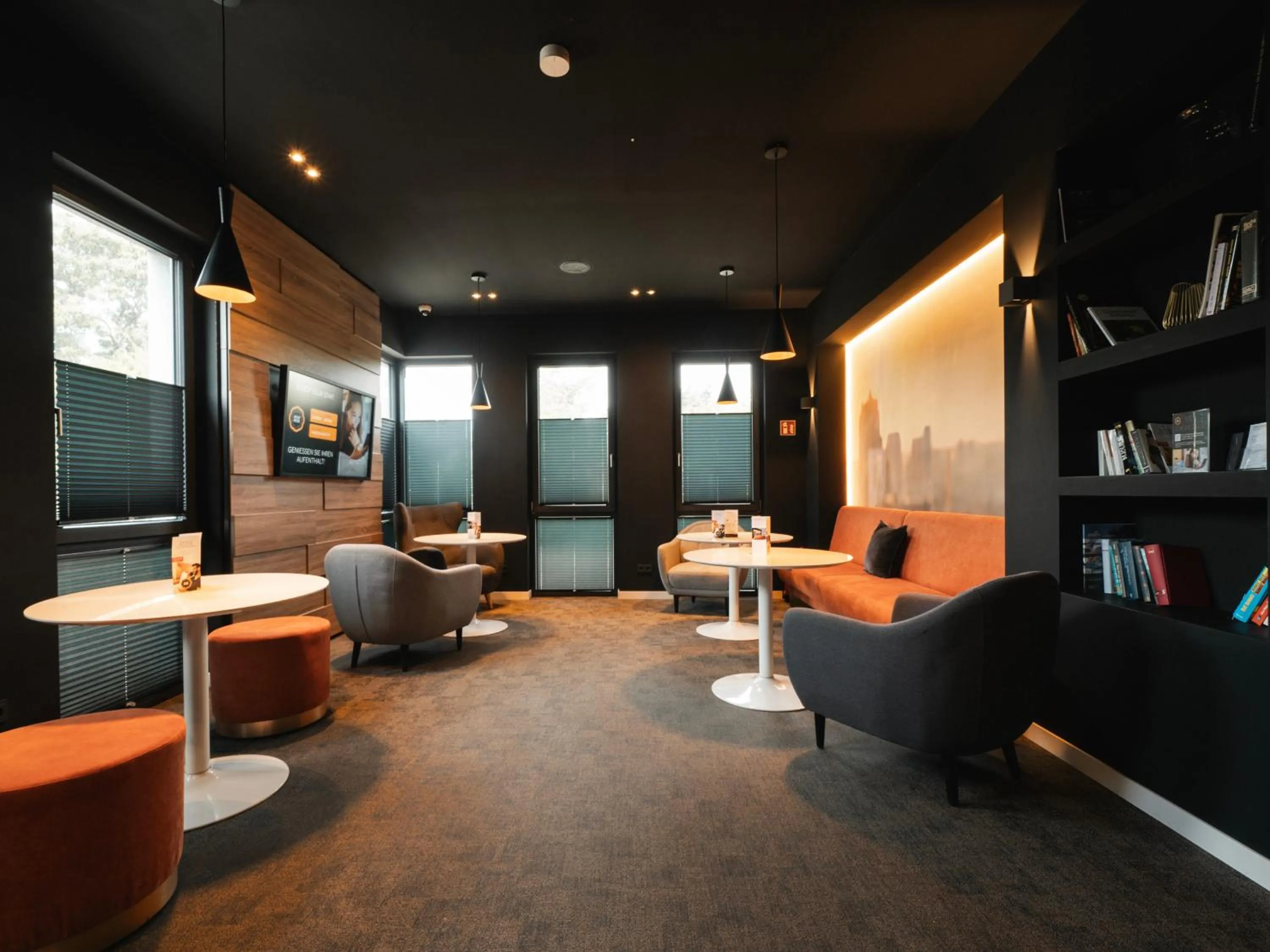 Library in JustStay Grevenbroich Hotel & Apartments