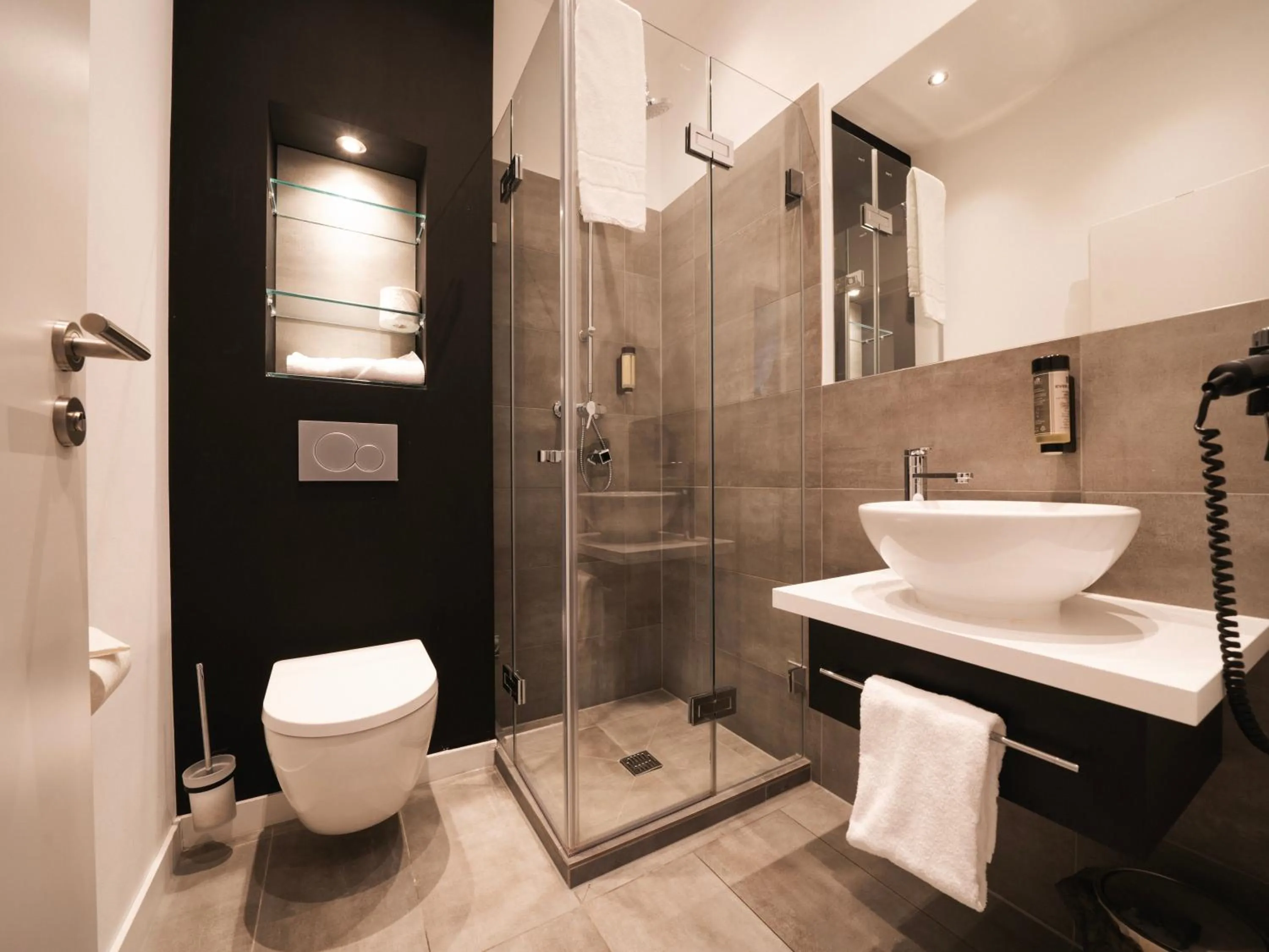 Shower in JustStay Grevenbroich Hotel & Apartments
