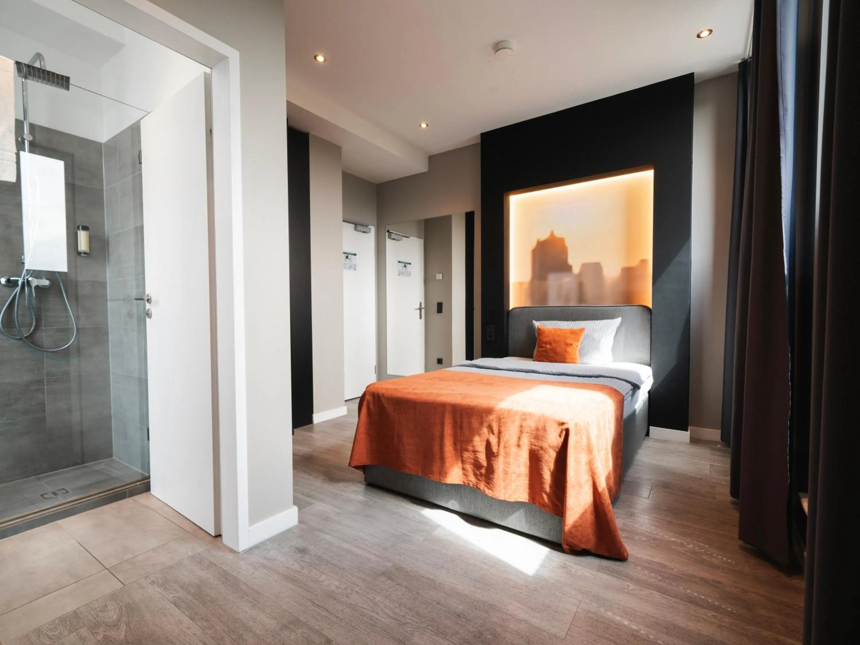 Shower, Bed in JustStay Grevenbroich Hotel & Apartments