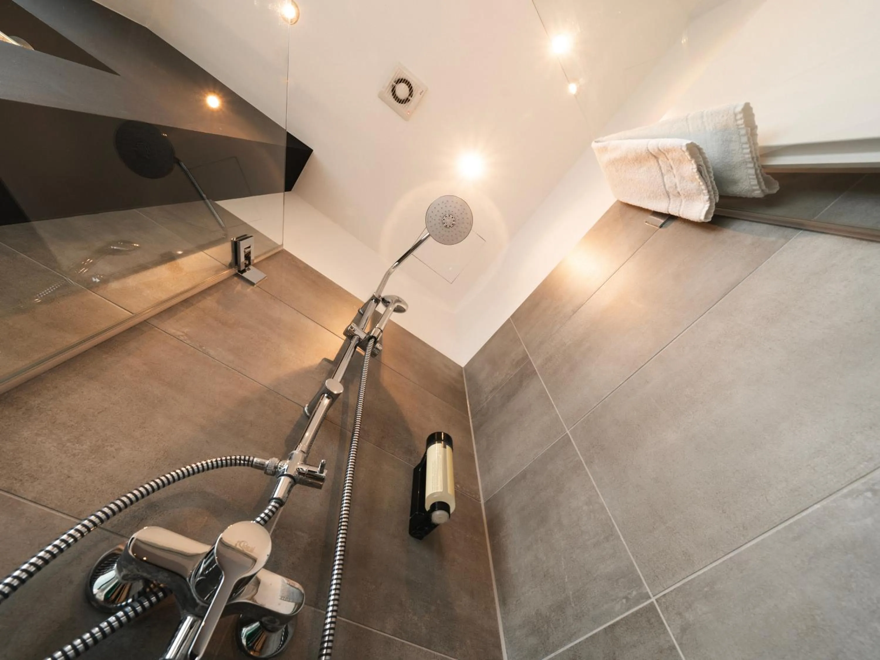 Shower in JustStay Grevenbroich Hotel & Apartments