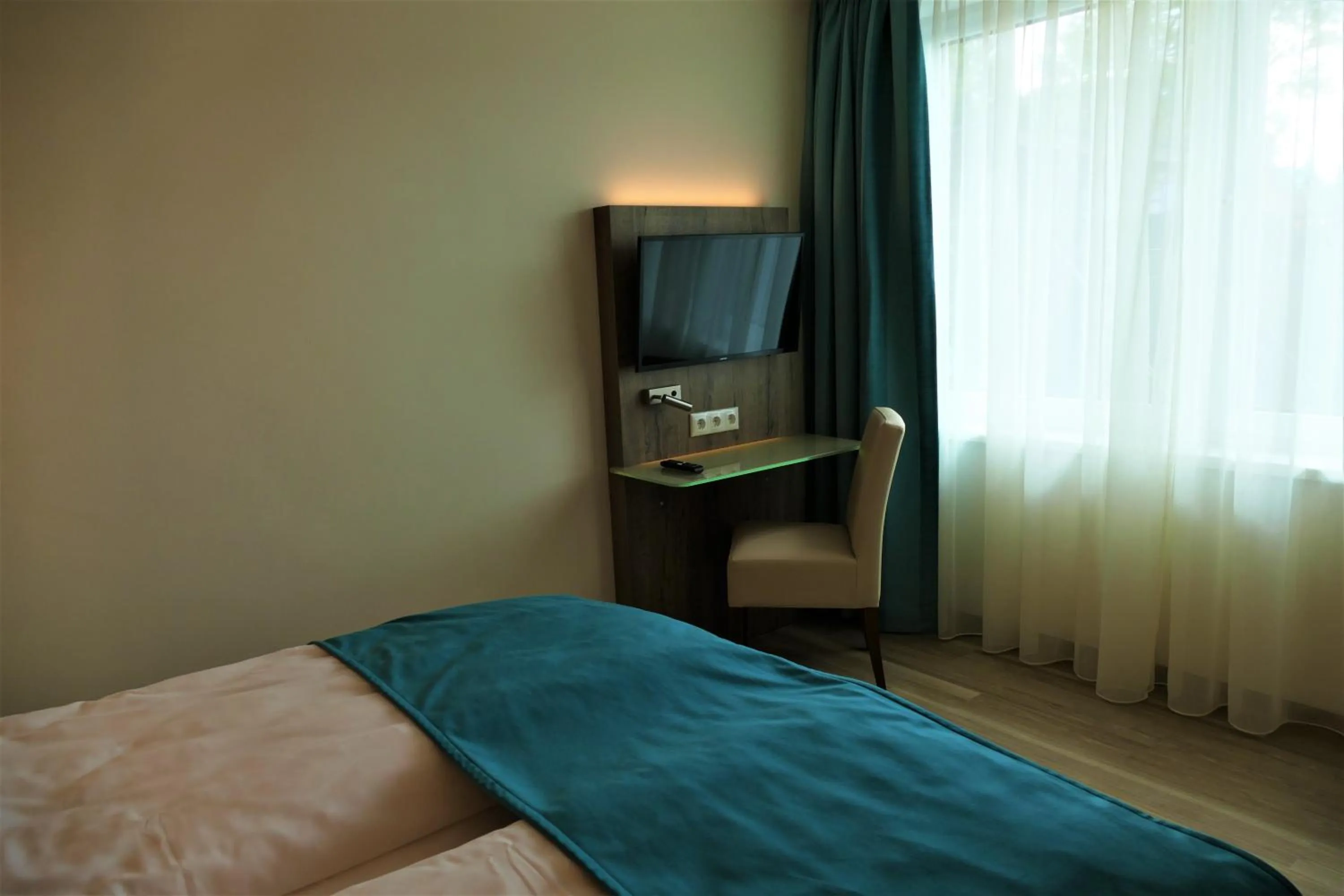 Photo of the whole room, Bed in Meyn's Apartments & Hotel