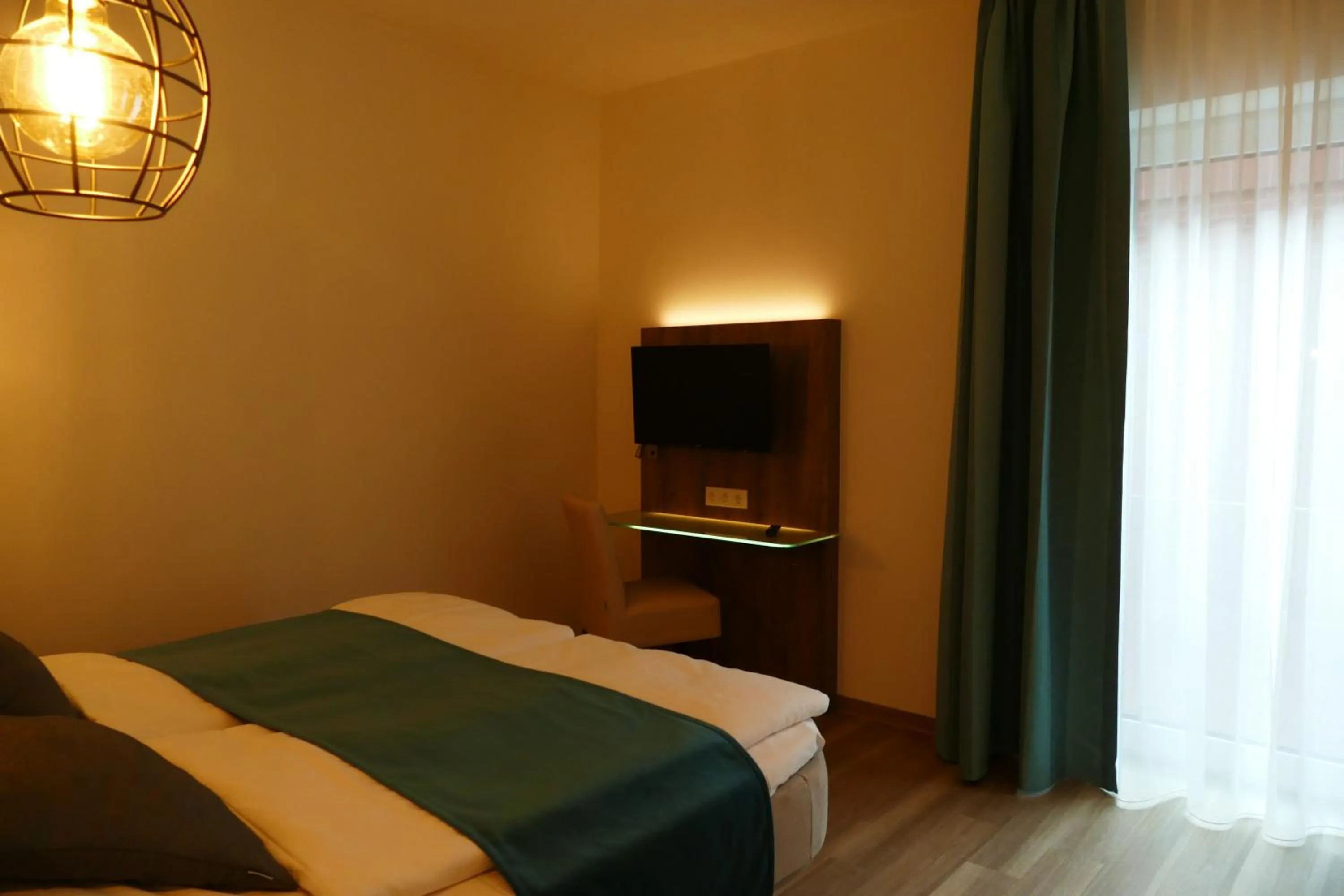 Photo of the whole room, Bed in Meyn's Apartments & Hotel