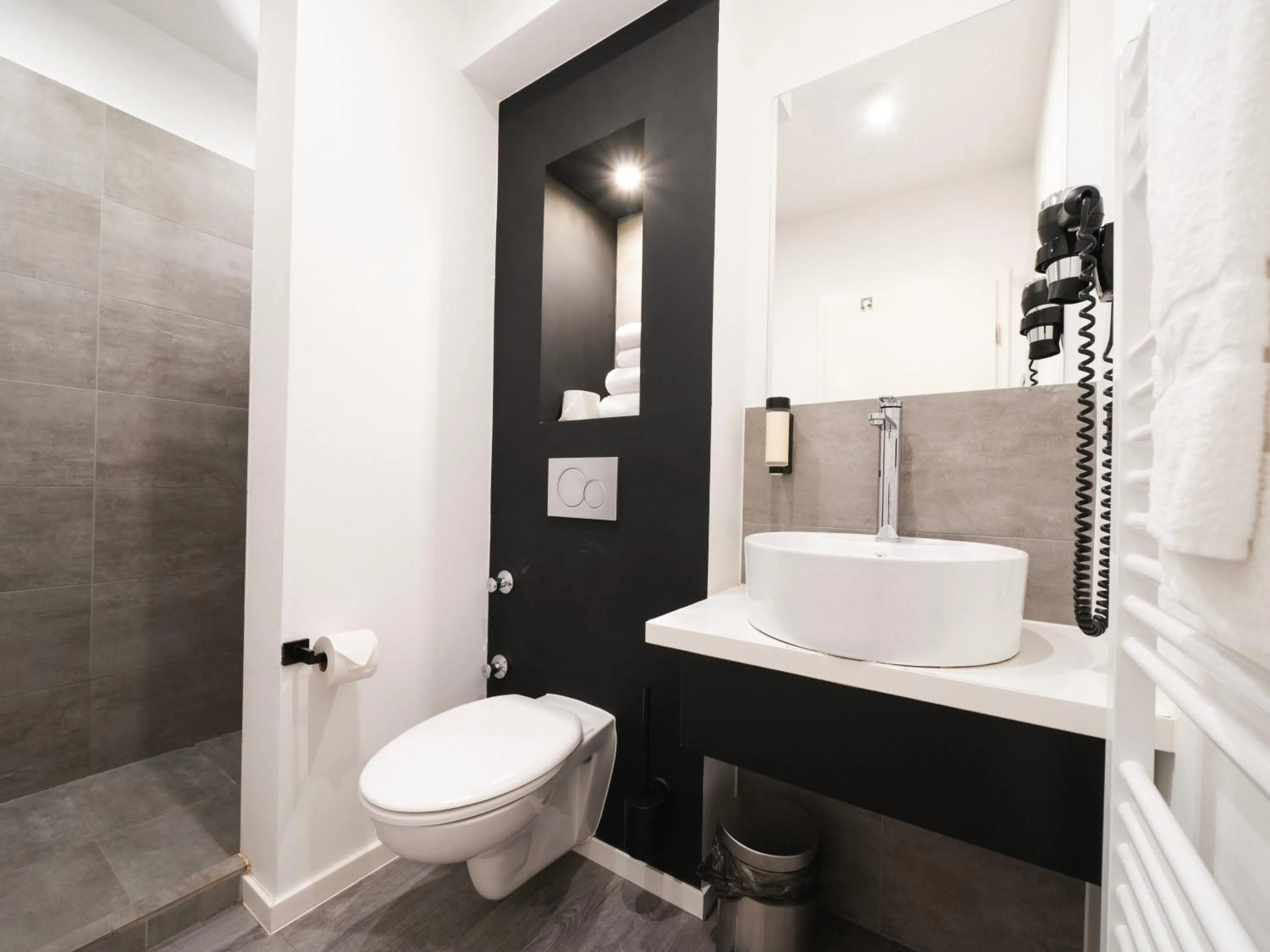 Shower in JustStay Solingen Hotel & Apartments