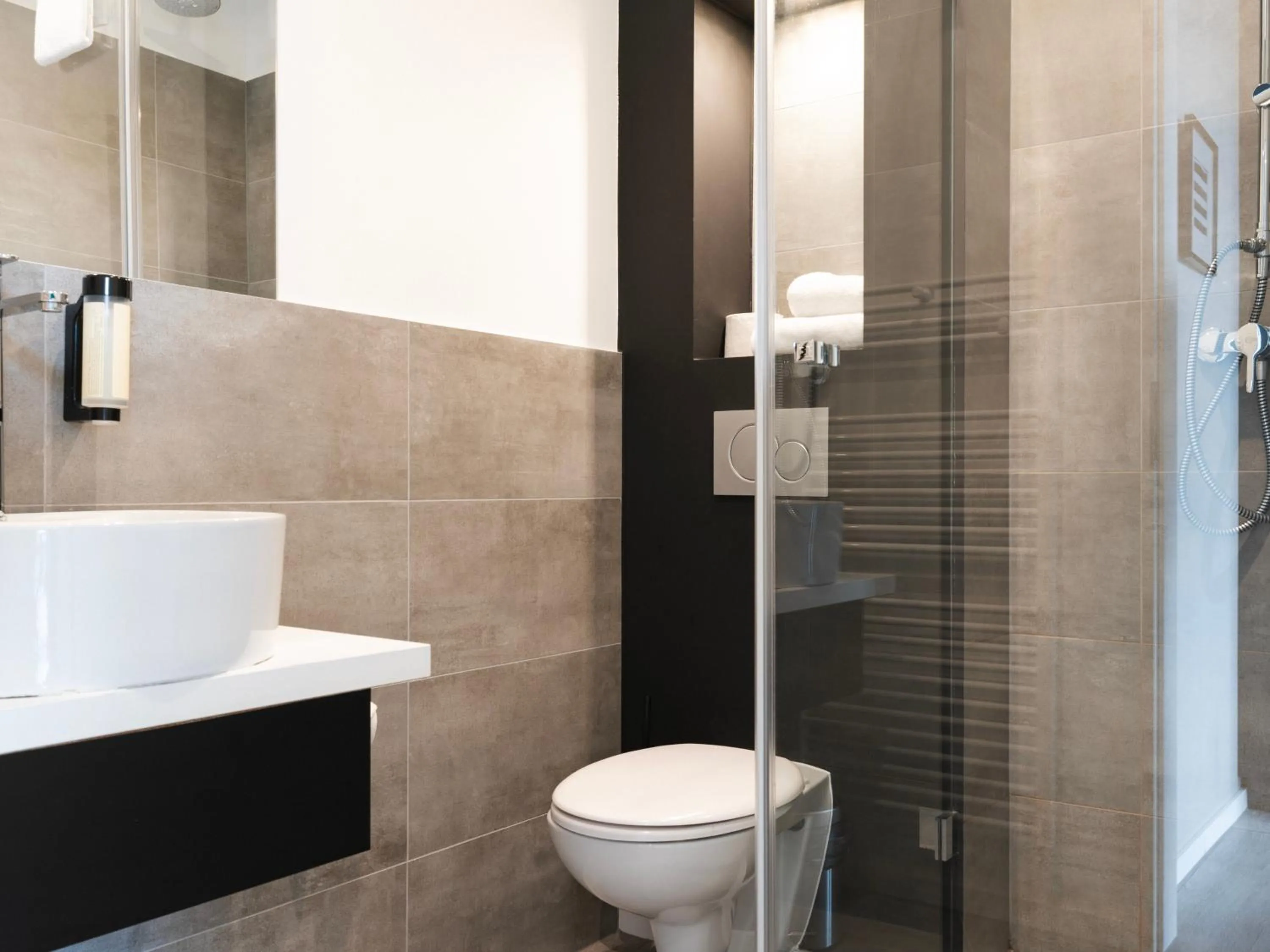 Shower in JustStay Solingen Hotel & Apartments