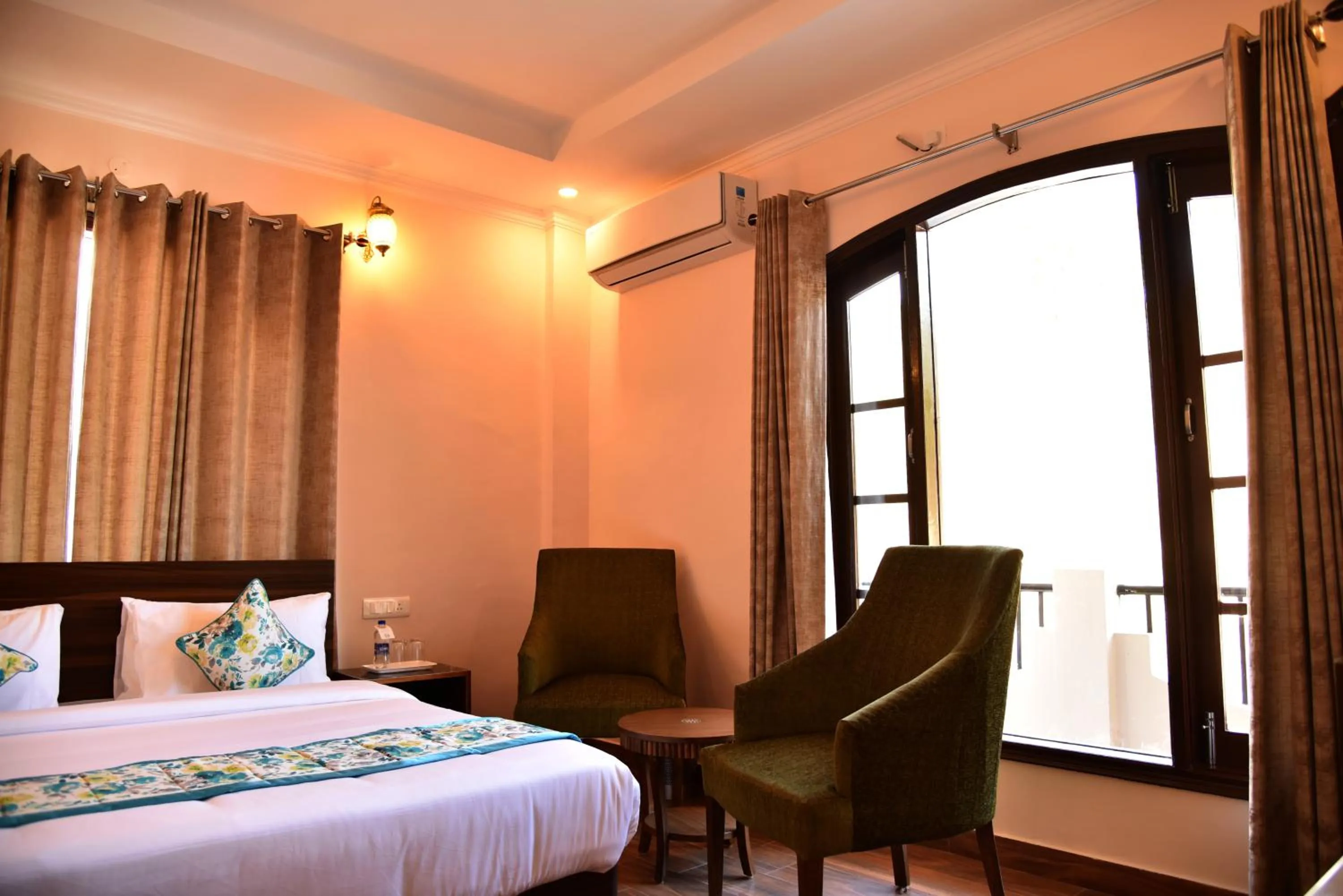 Photo of the whole room, Bed in Mastiff Wildcrest Dharamshala Chamunda Devi Temple