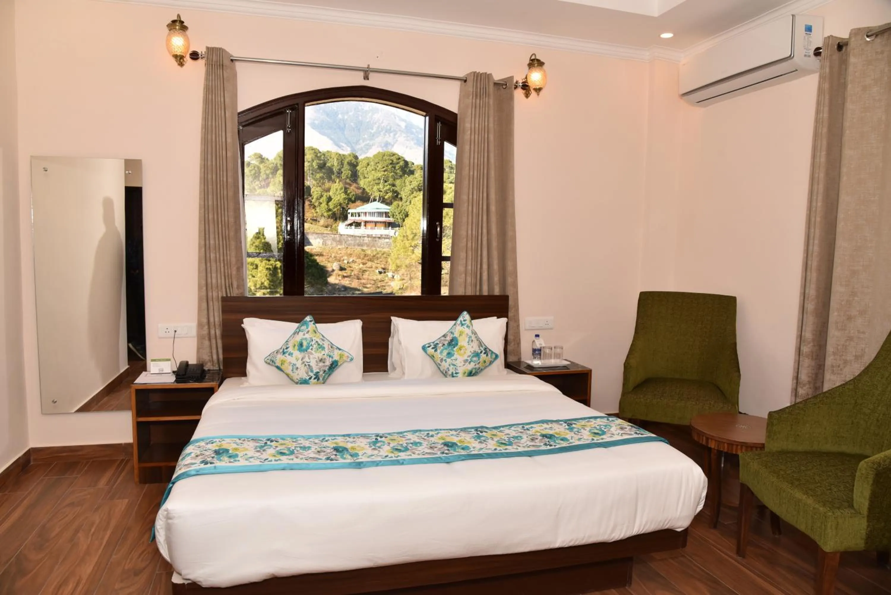 Photo of the whole room, Bed in Mastiff Wildcrest Dharamshala Chamunda Devi Temple