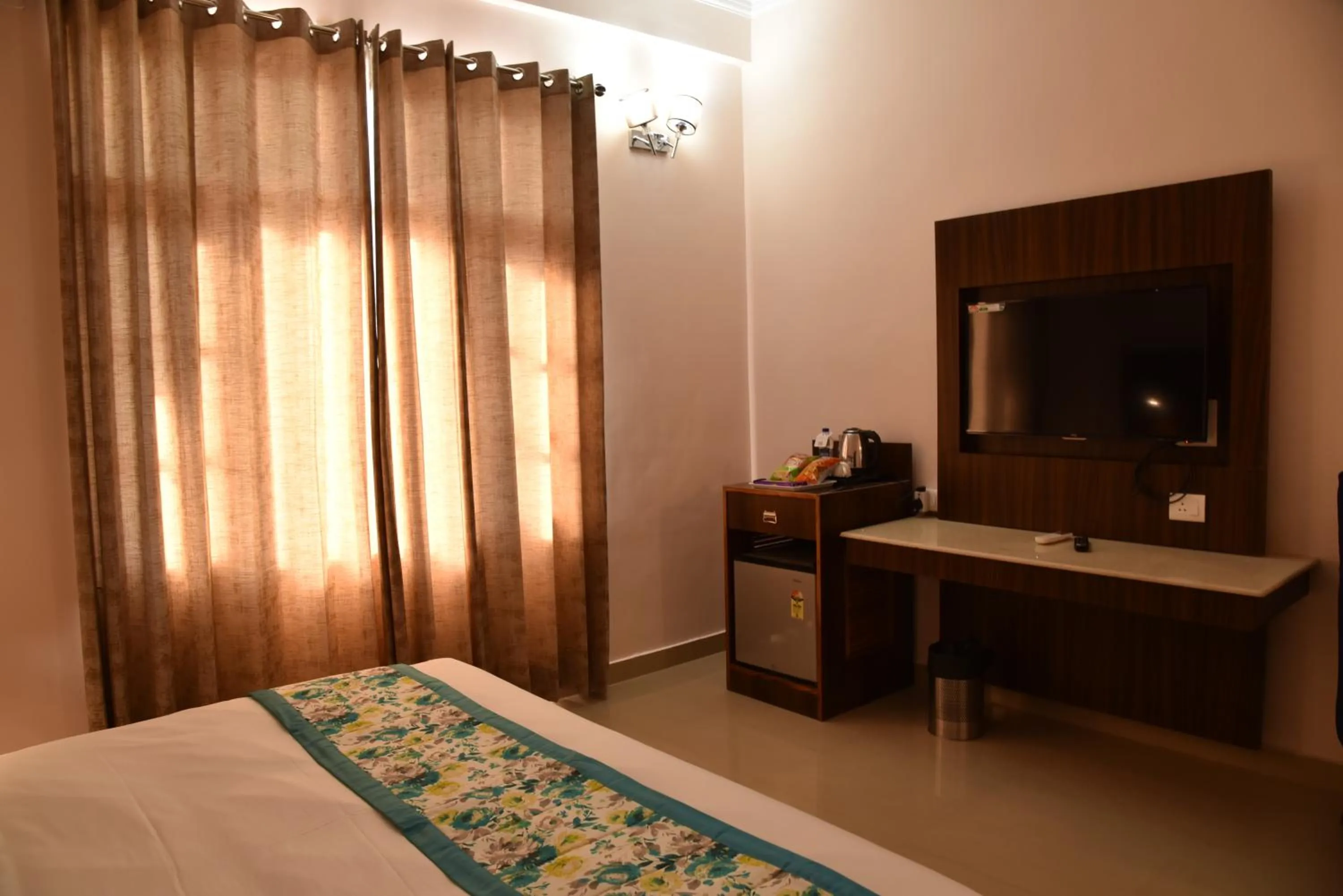 Photo of the whole room, Bed in Mastiff Wildcrest Dharamshala Chamunda Devi Temple