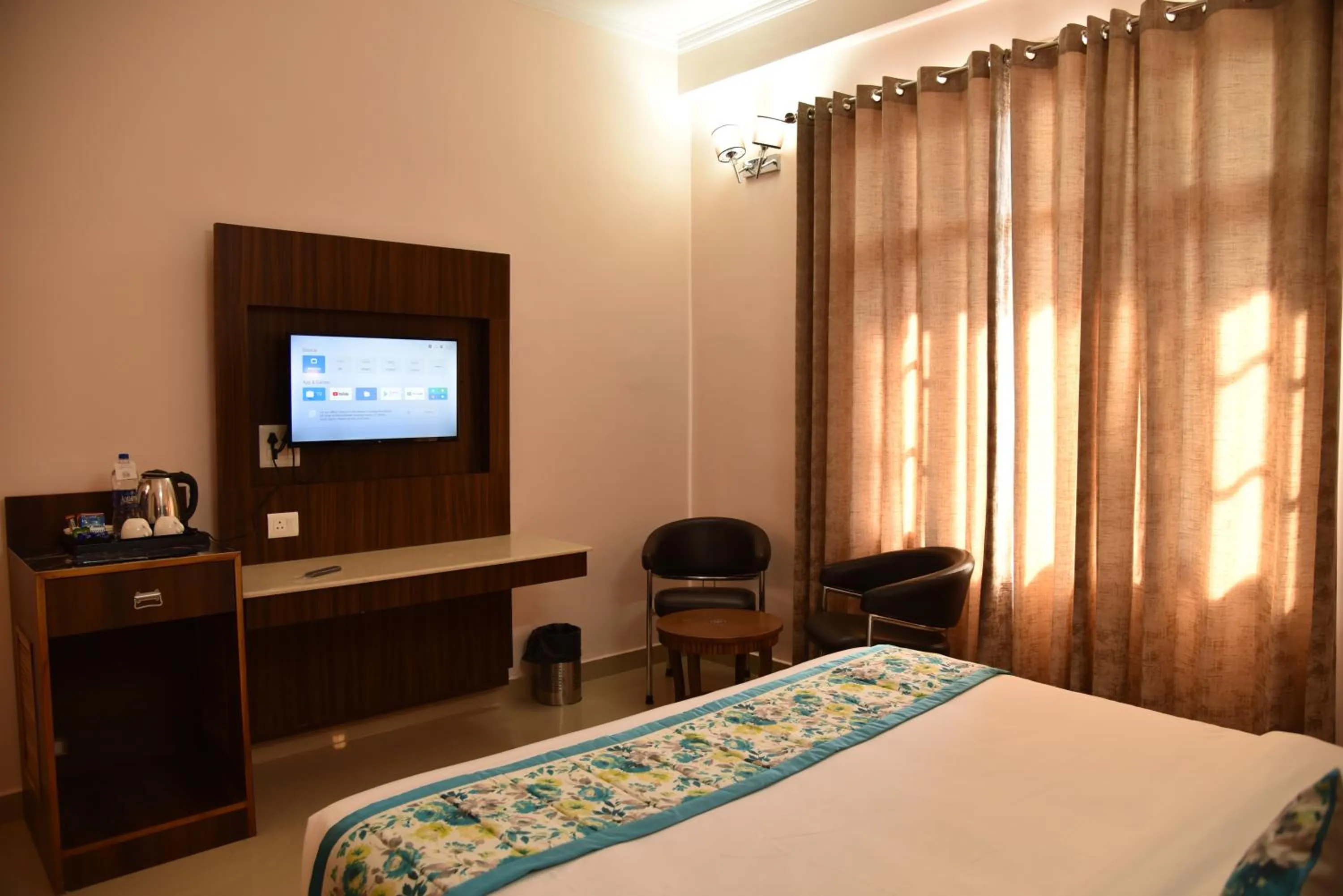 Photo of the whole room, Bed in Mastiff Wildcrest Dharamshala Chamunda Devi Temple