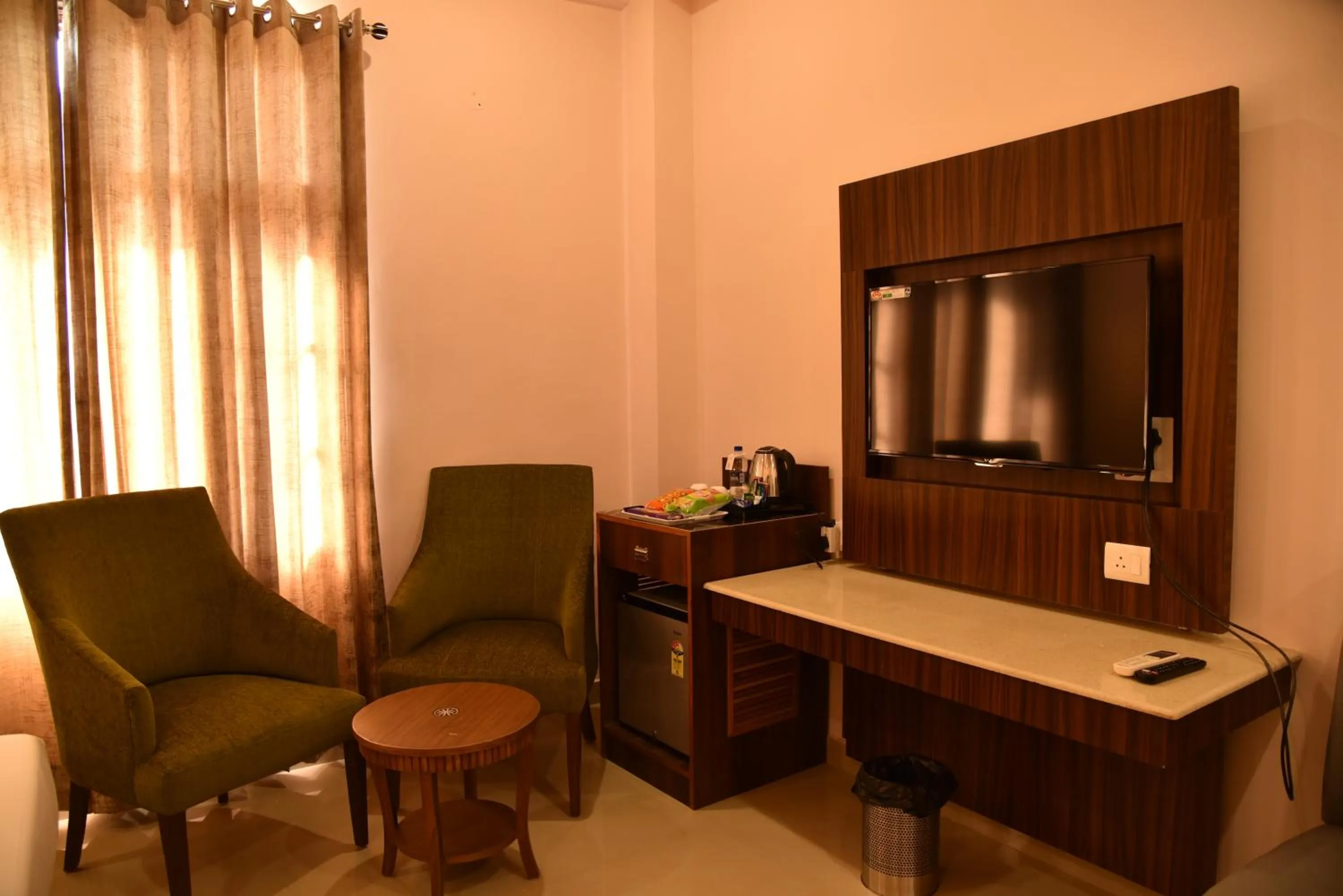 Photo of the whole room in Mastiff Wildcrest Dharamshala Chamunda Devi Temple