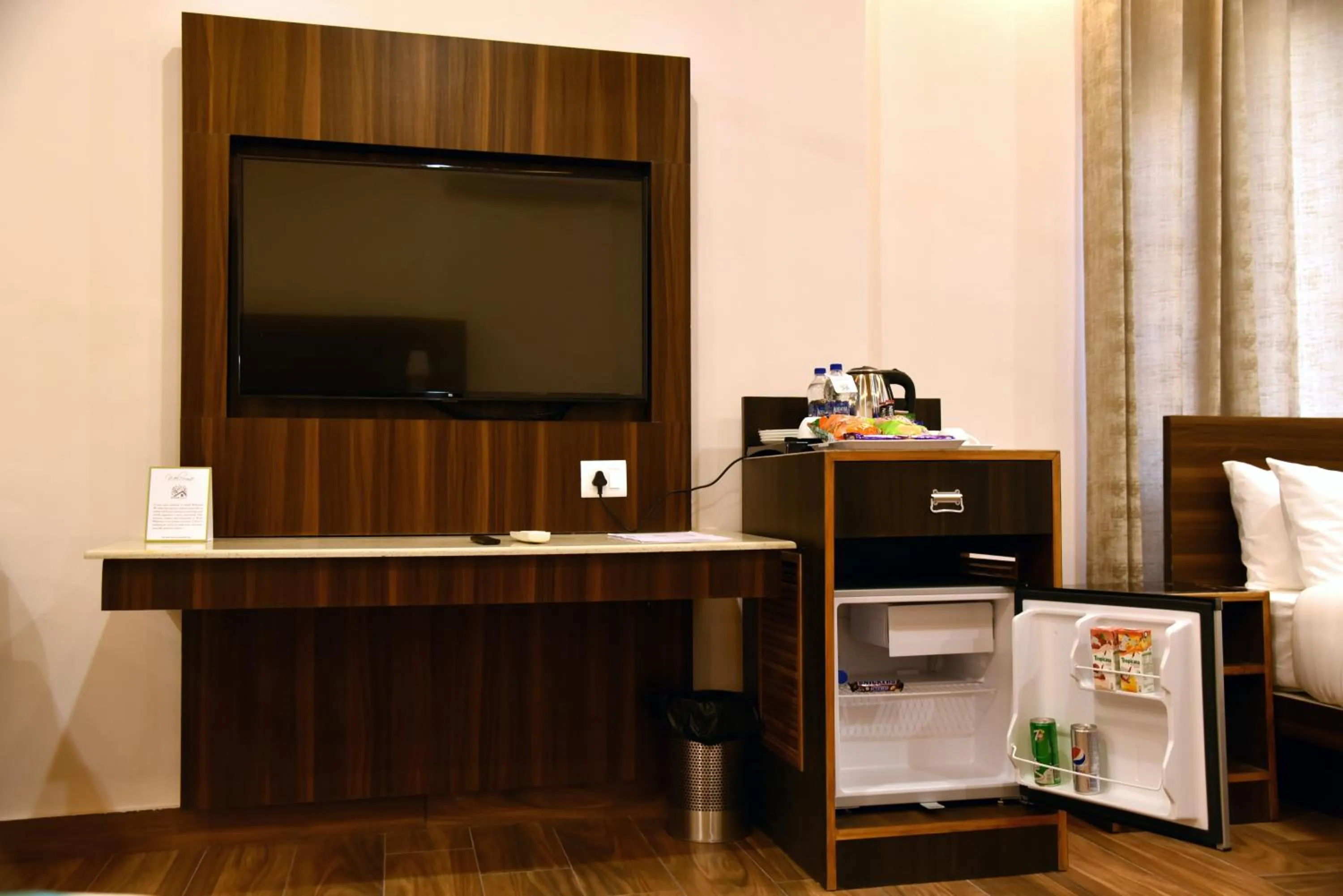 Photo of the whole room, Bed in Mastiff Wildcrest Dharamshala Chamunda Devi Temple