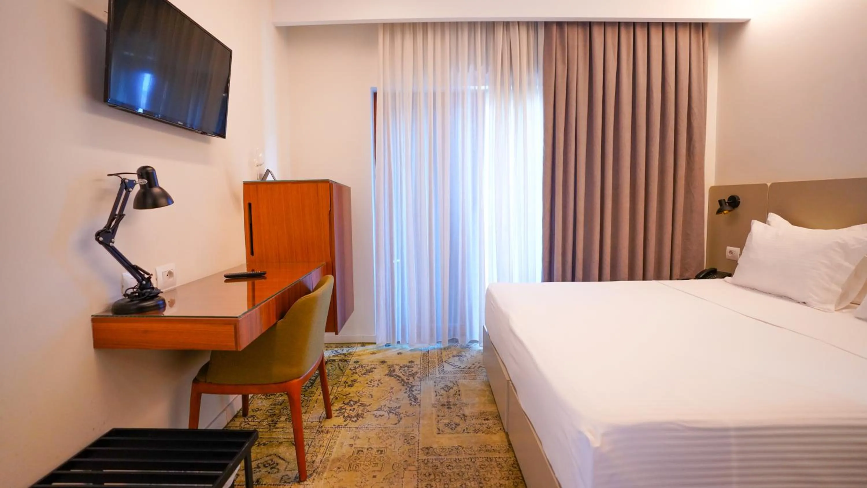 Communal lounge/ TV room, Bed in Hotel Theatro- City Center