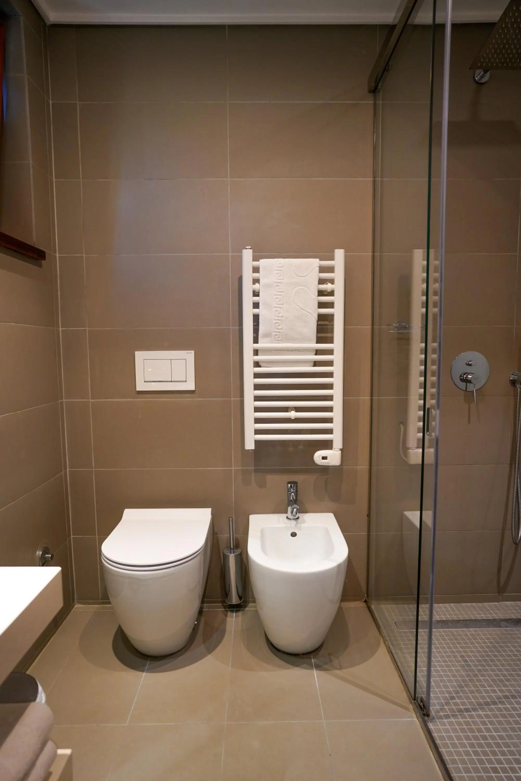 Shower in Hotel Theatro- City Center
