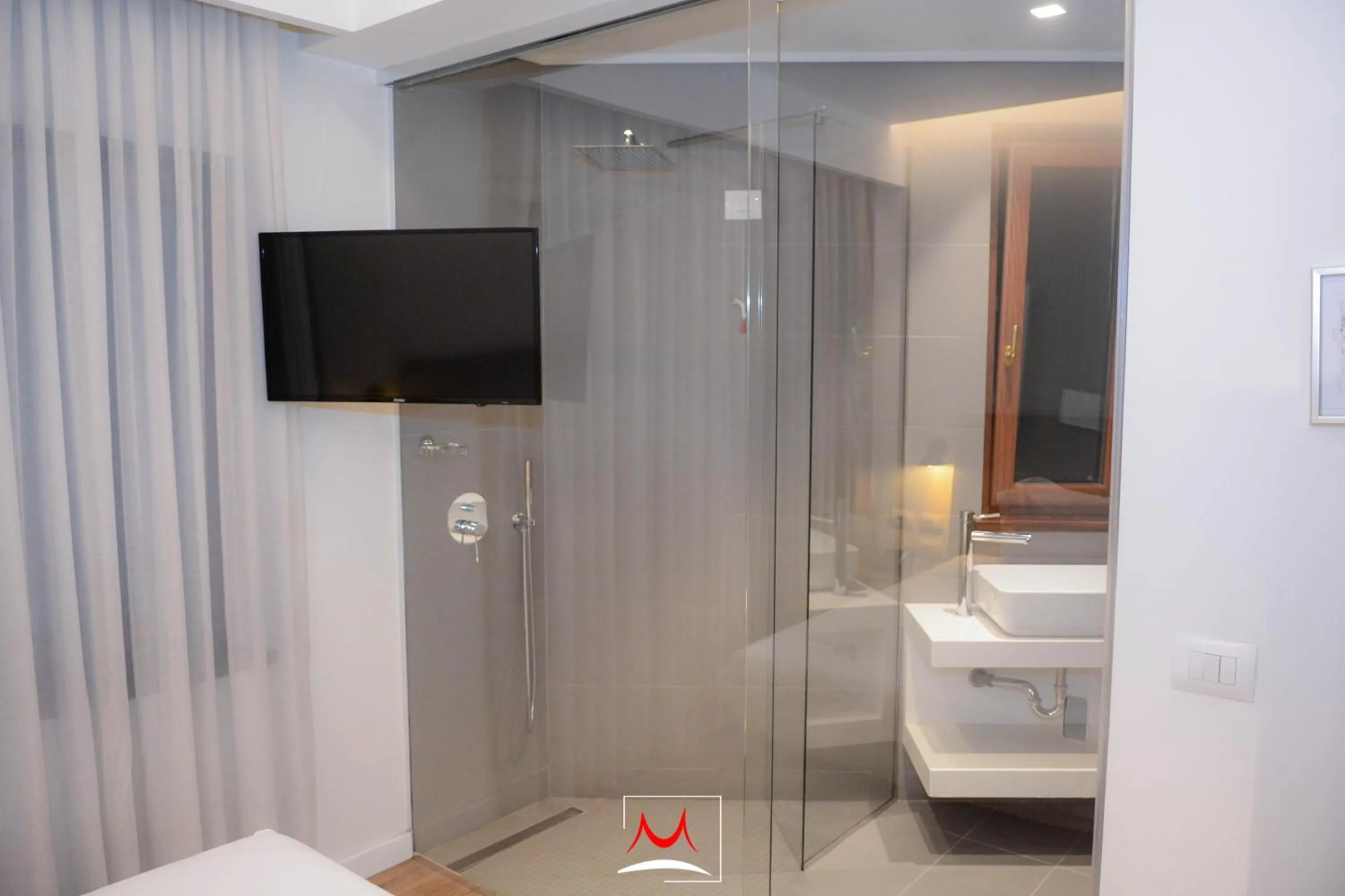 Shower in Hotel Theatro- City Center
