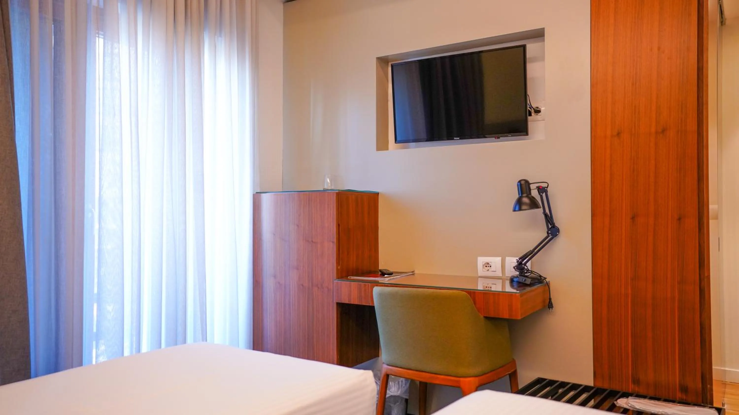 Communal lounge/ TV room, Bed in Hotel Theatro- City Center