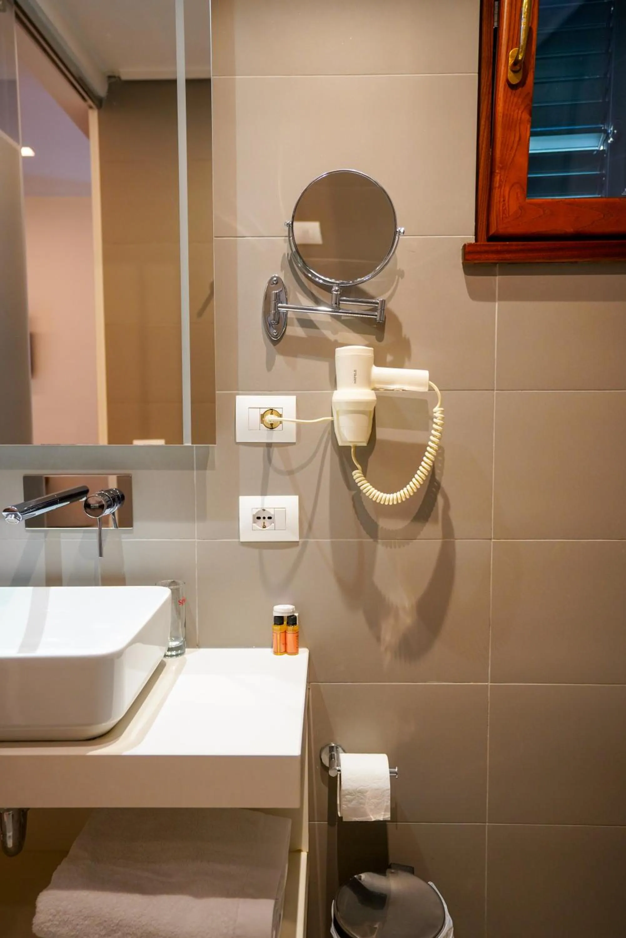 Shower in Hotel Theatro- City Center