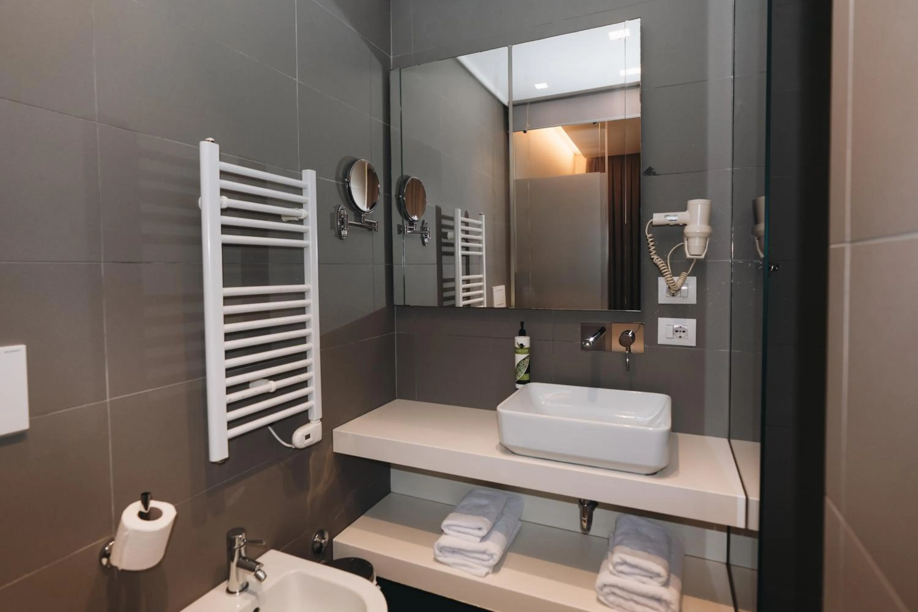 Shower in Hotel Theatro- City Center