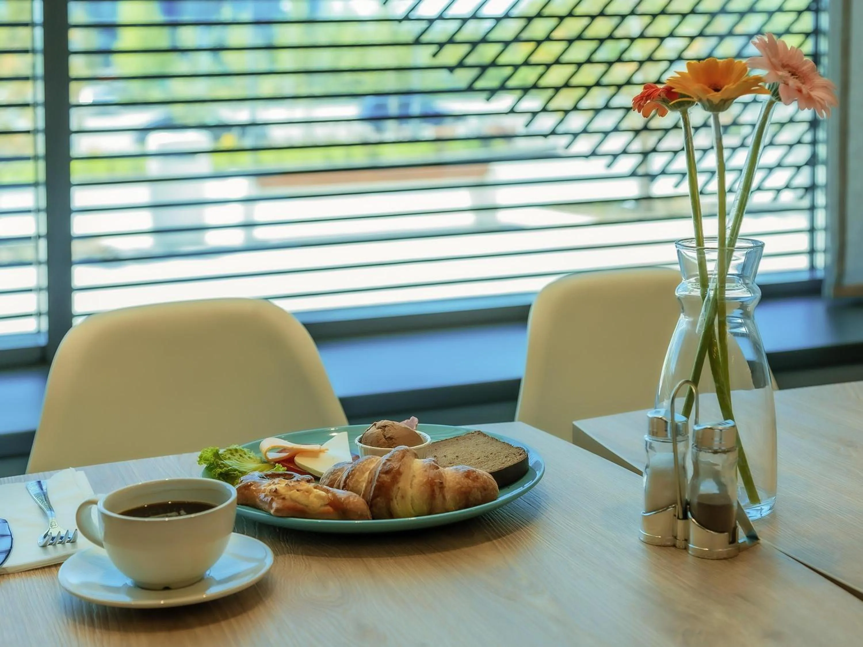 Restaurant/places to eat in Ibis Aktobe