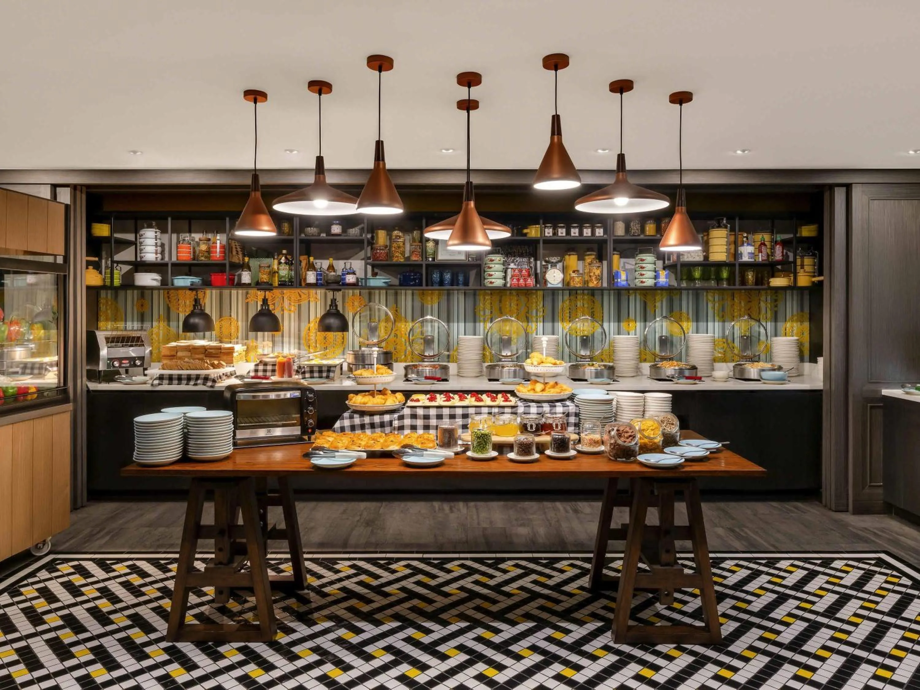 Restaurant/places to eat in ibis Styles Bangkok Silom