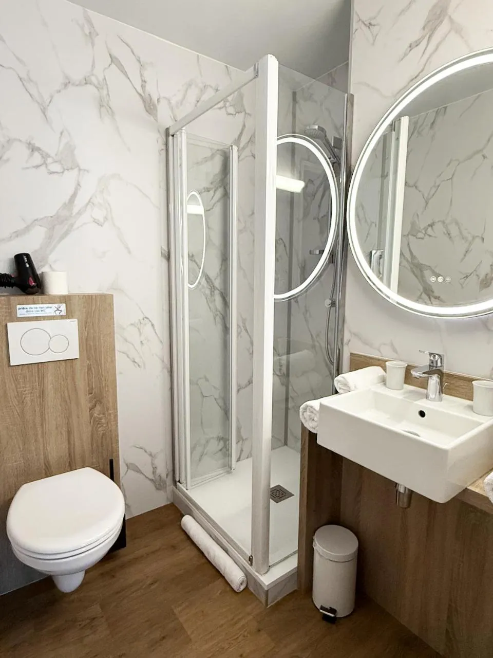 Shower in Hôtel Beau Soleil