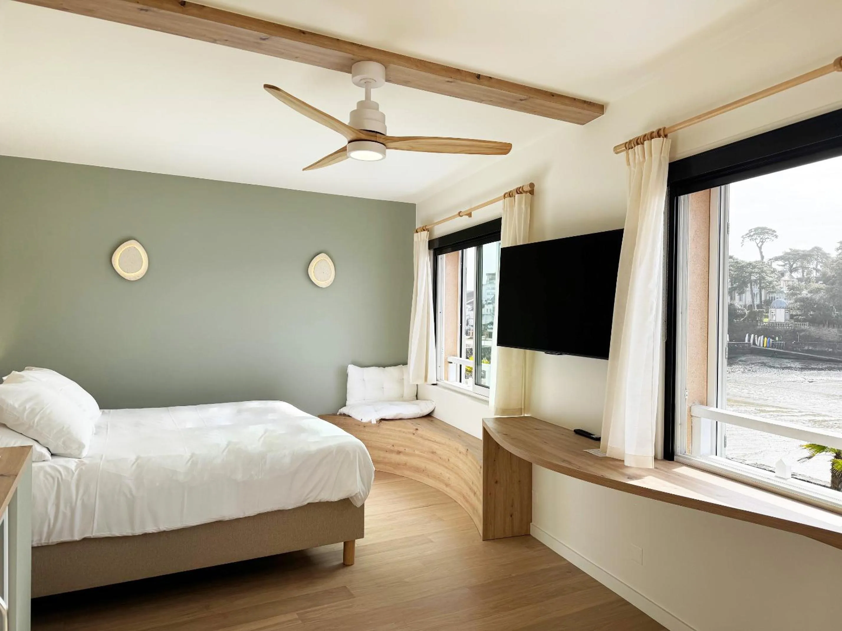 Sea view, Bed in Hôtel Beau Soleil