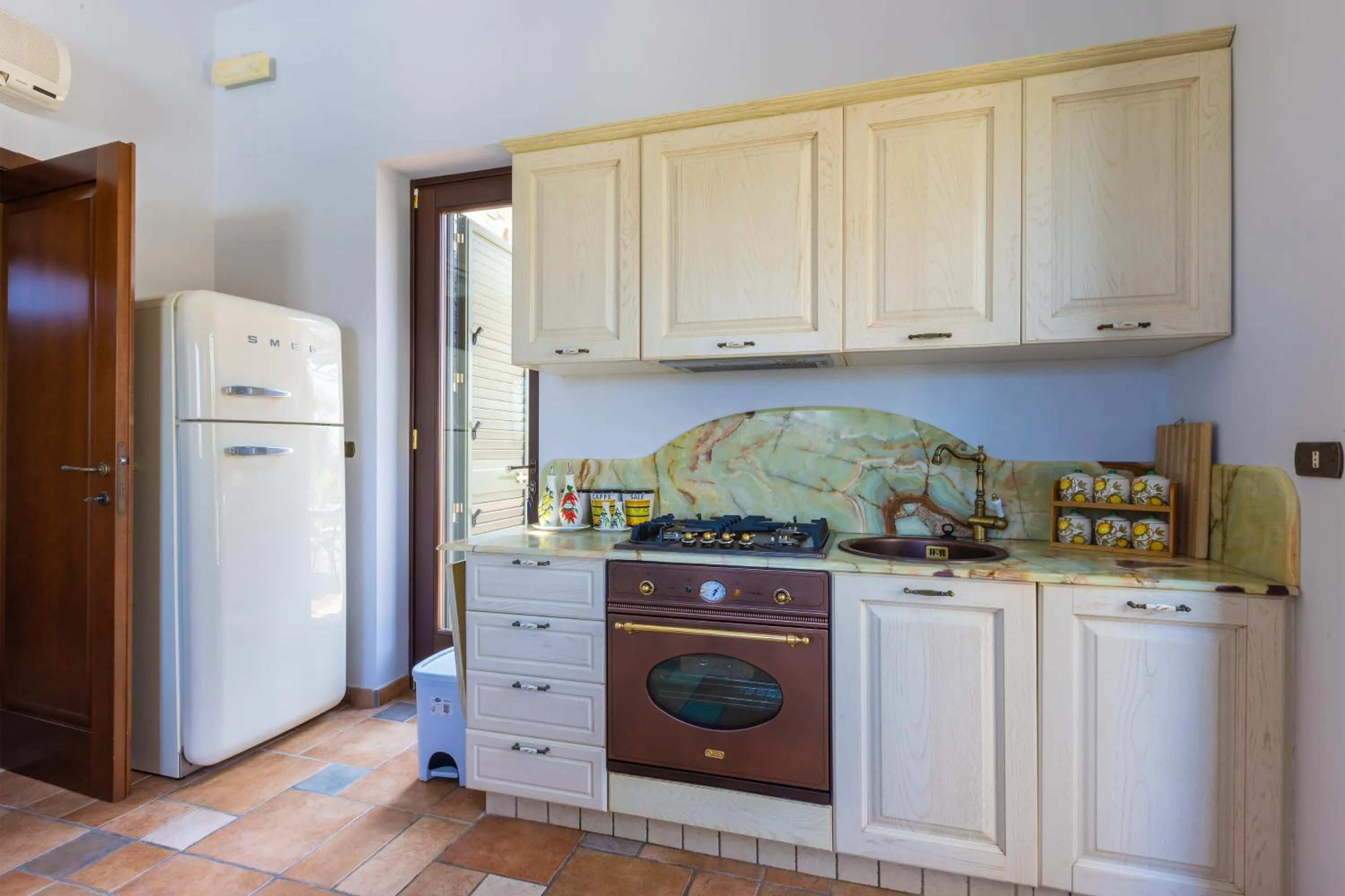 kitchen in Casa Ulmi con piscina