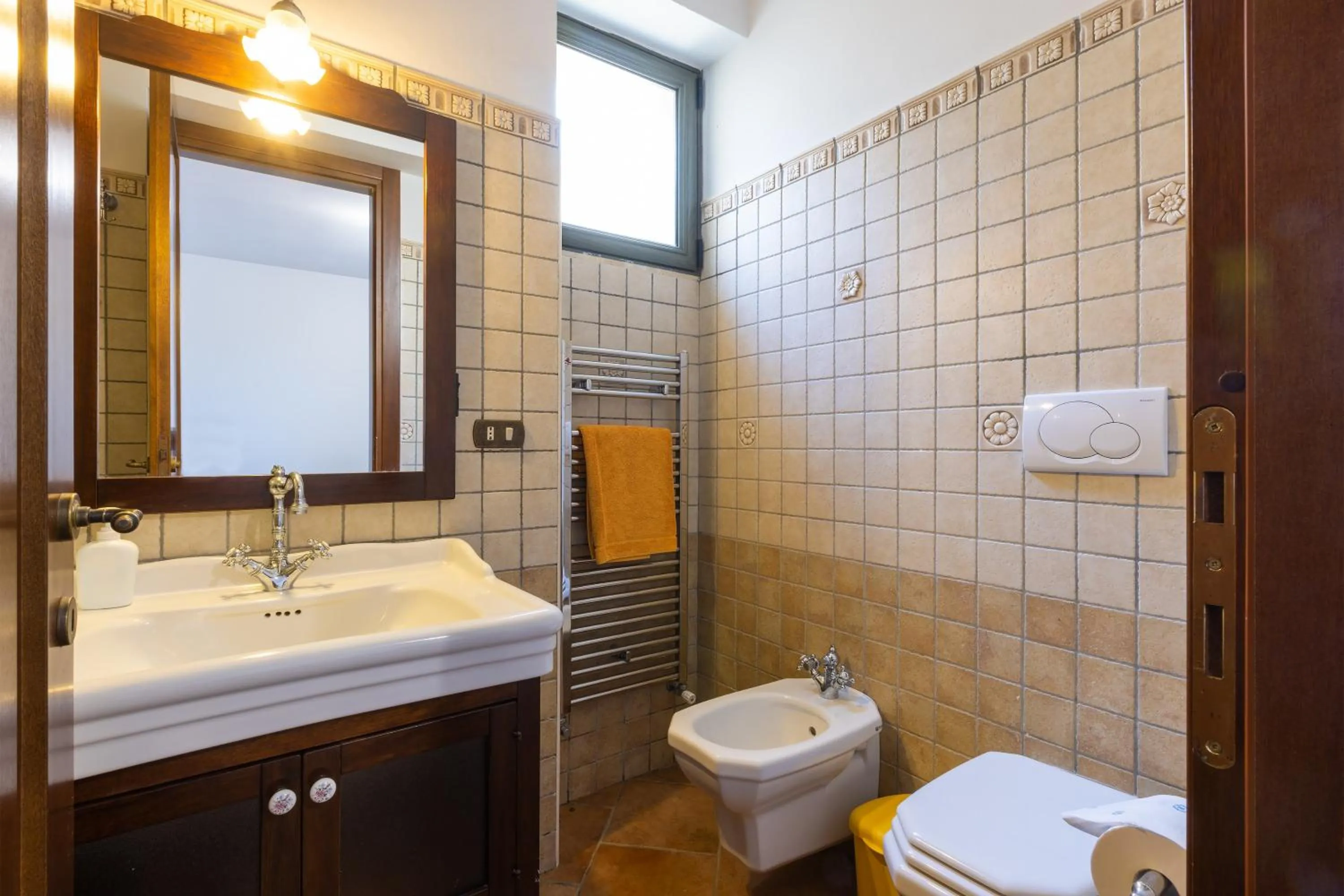 Toilet in Casa Ulmi con piscina