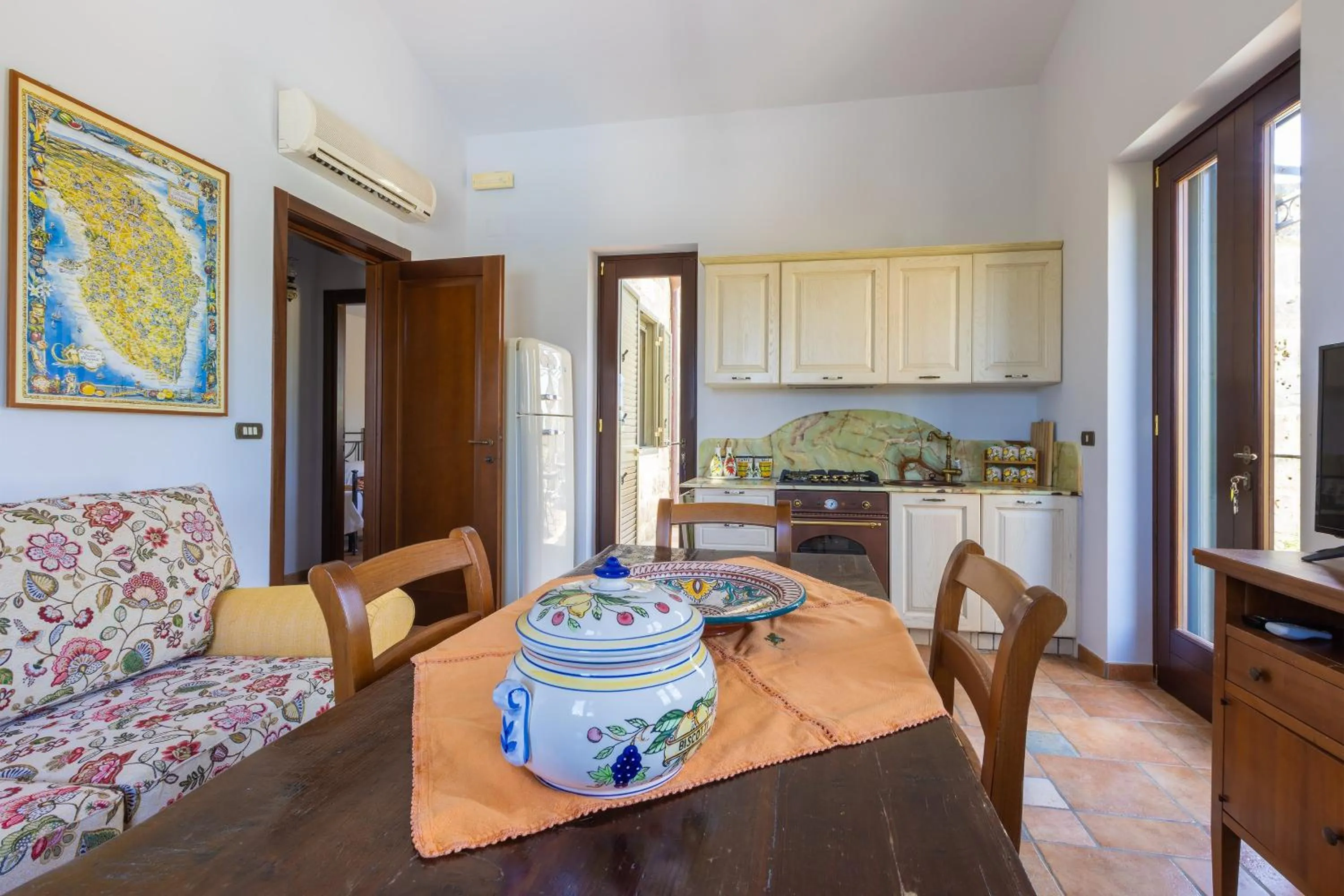 kitchen in Casa Ulmi con piscina