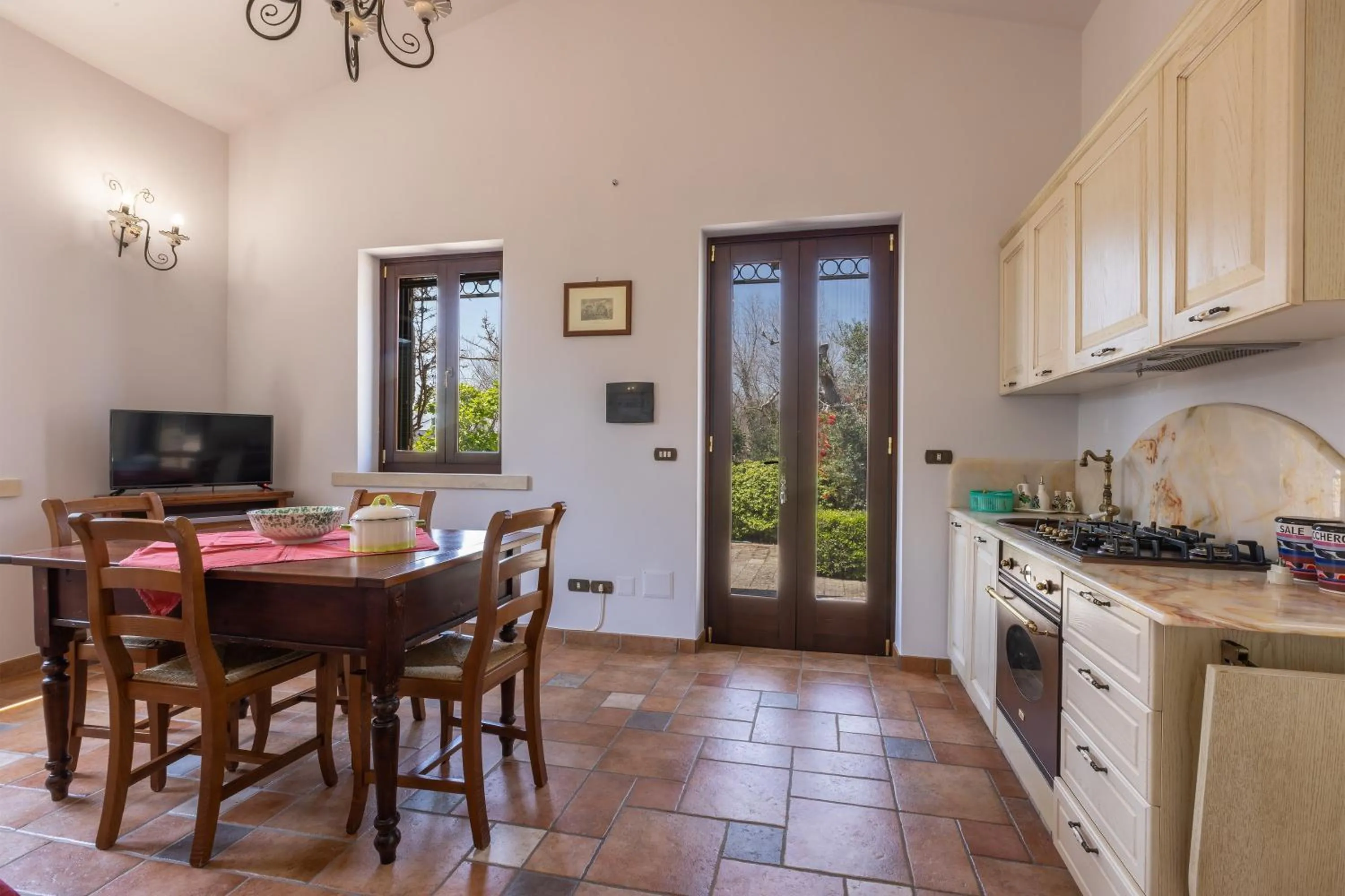 Kitchen or kitchenette in Casa Ulmi con piscina