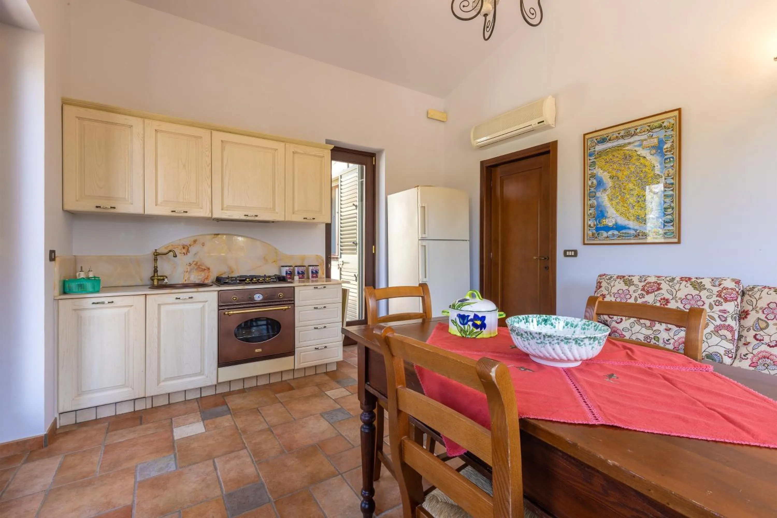 Kitchen or kitchenette in Casa Ulmi con piscina