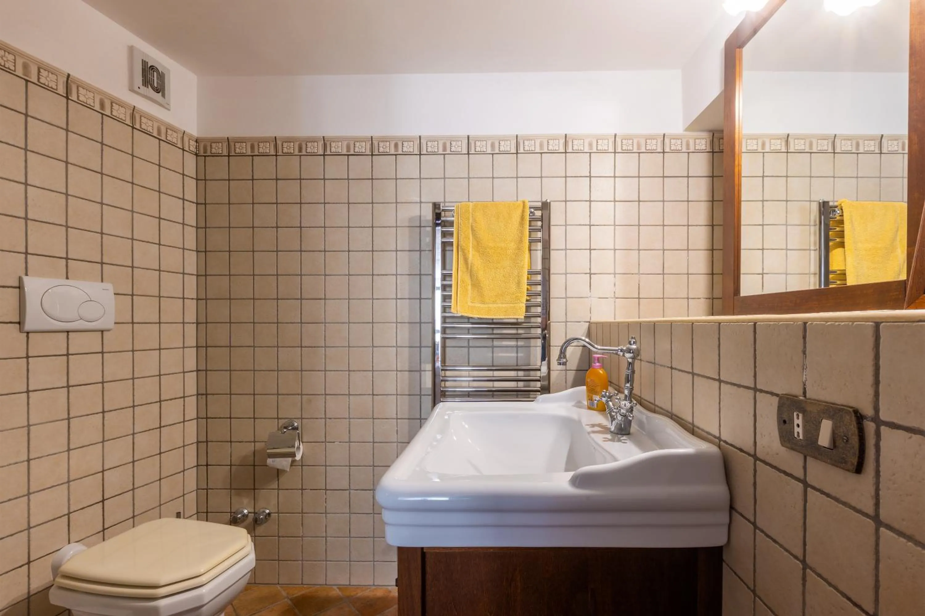 Toilet in Casa Ulmi con piscina